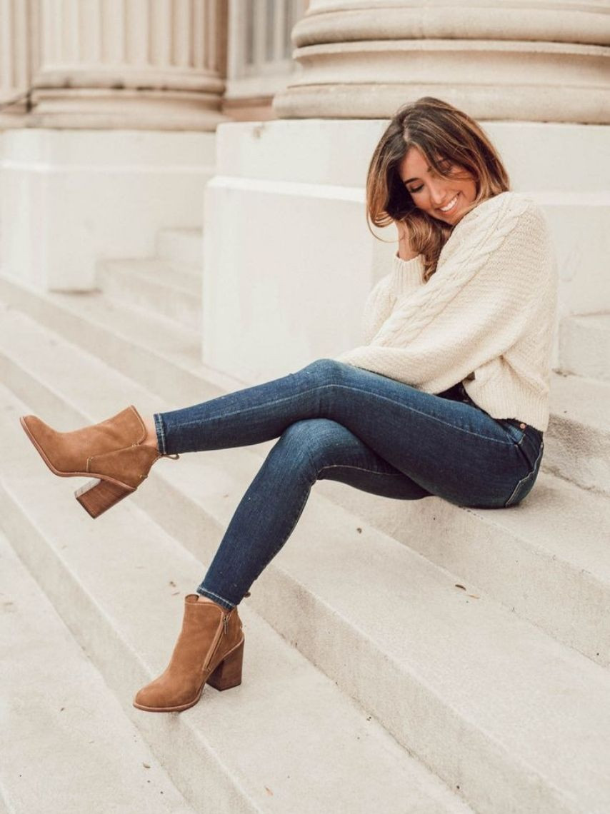 Cream Cable Knit Sweater with Dark Blue Skinny Jeans Cream Cable Knit Sweater with Dark Blue Skinny Jeans — Sweater and Jeans Outfits 2027