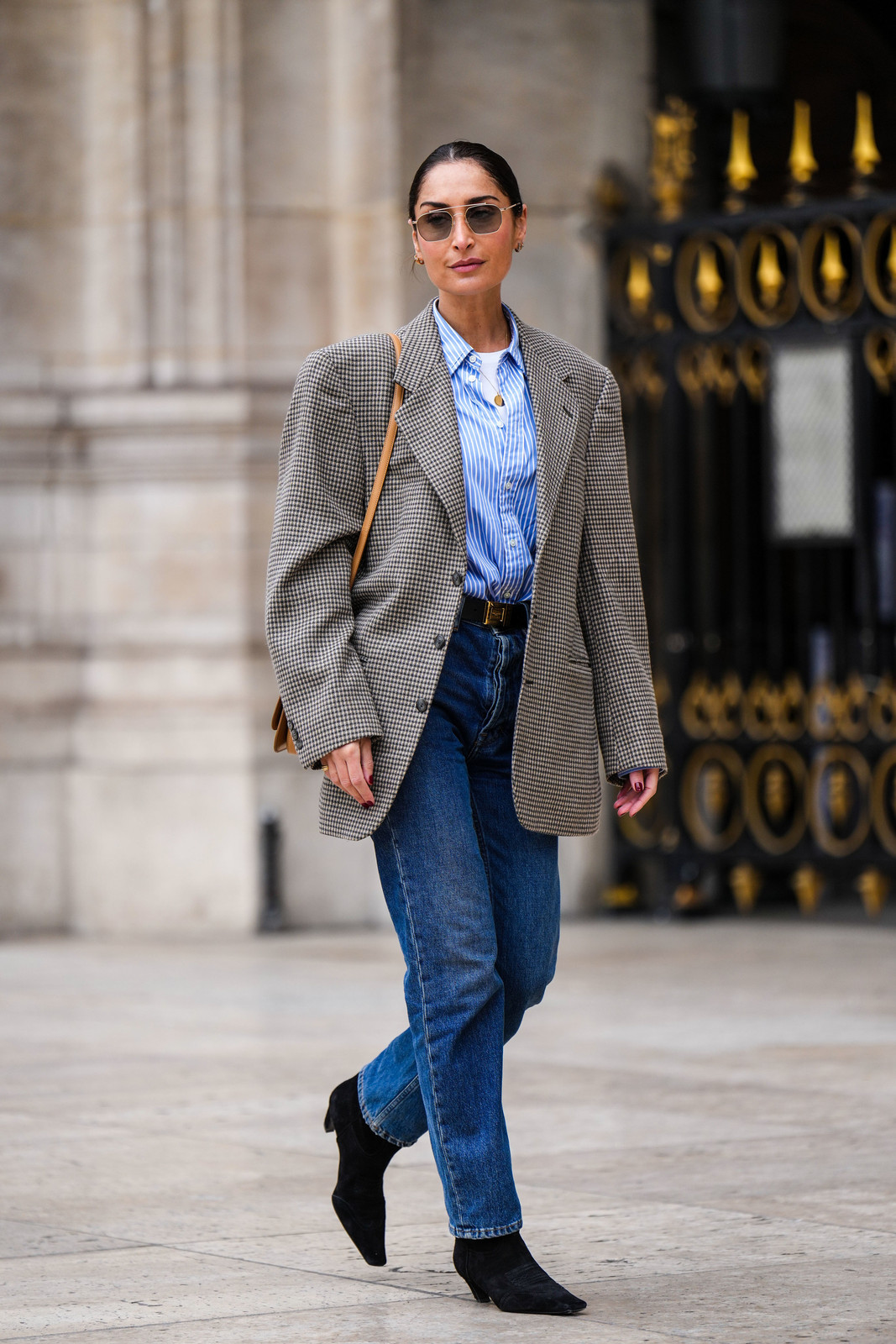 Casual Comfort: Grey Plaid Blazer with Jeans and Ankle Boots Casual Comfort: Grey Plaid Blazer with Jeans and Ankle Boots — Plaid Outfits 2027