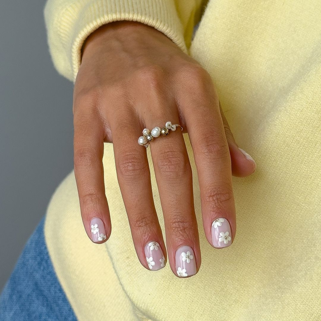 Delicate White Floral Short Square Nails Delicate White Floral Short Square Nails — Spring Floral Nails 2027