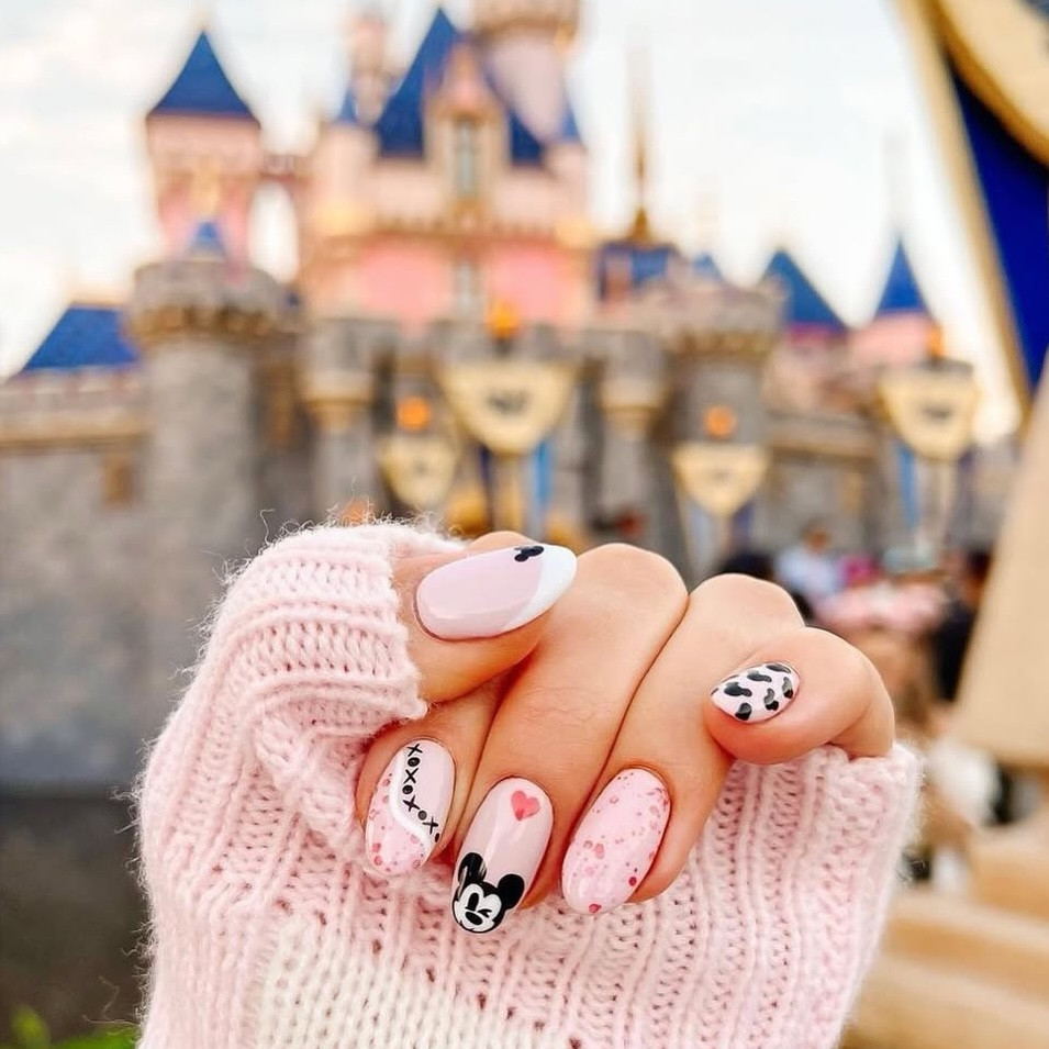 Classic Mickey Polka Dot Oval Nails Classic Mickey Polka Dot Oval Nails — Disney Nails 2027