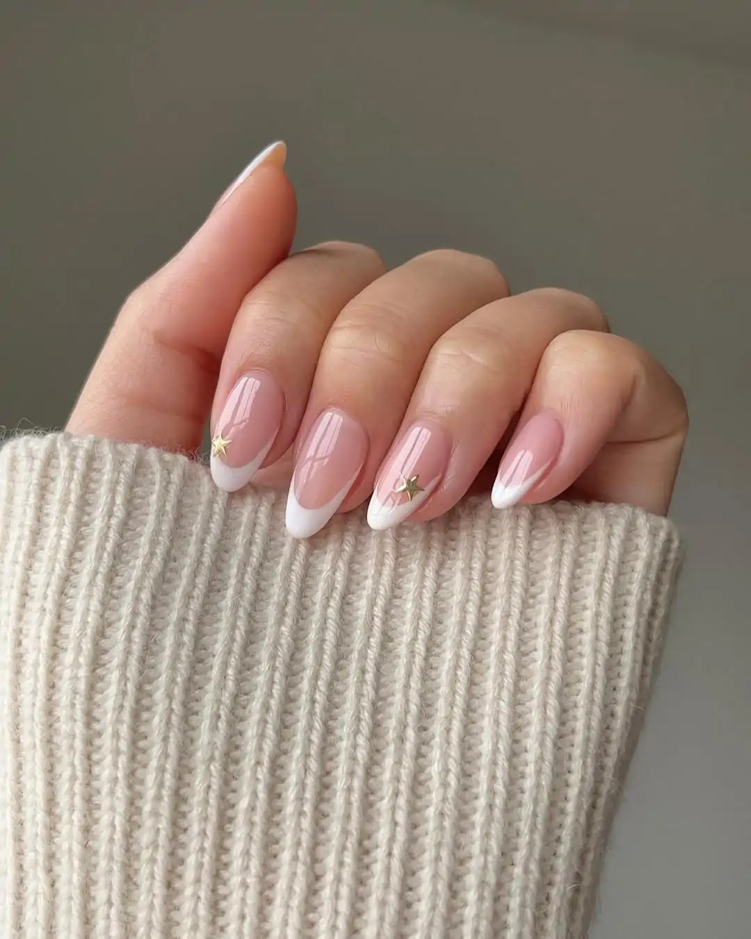 Gold Star Charms On Accent Nails Visual Idea Gold Star Charms On Accent Nails Visual Idea — Bridesmaid Nails 2027