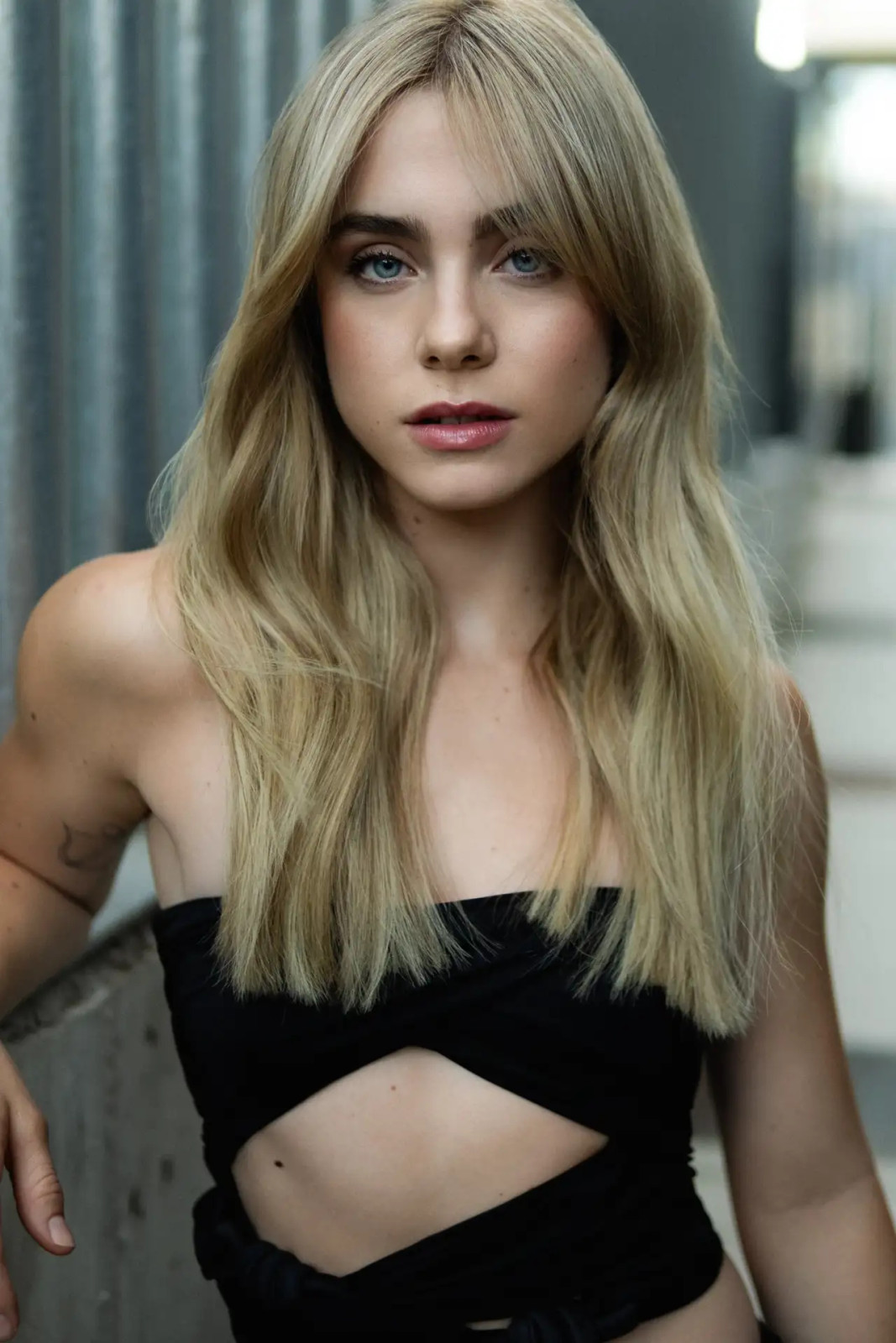 Mid-Back Visual Idea — Beige Blonde Hair 2027