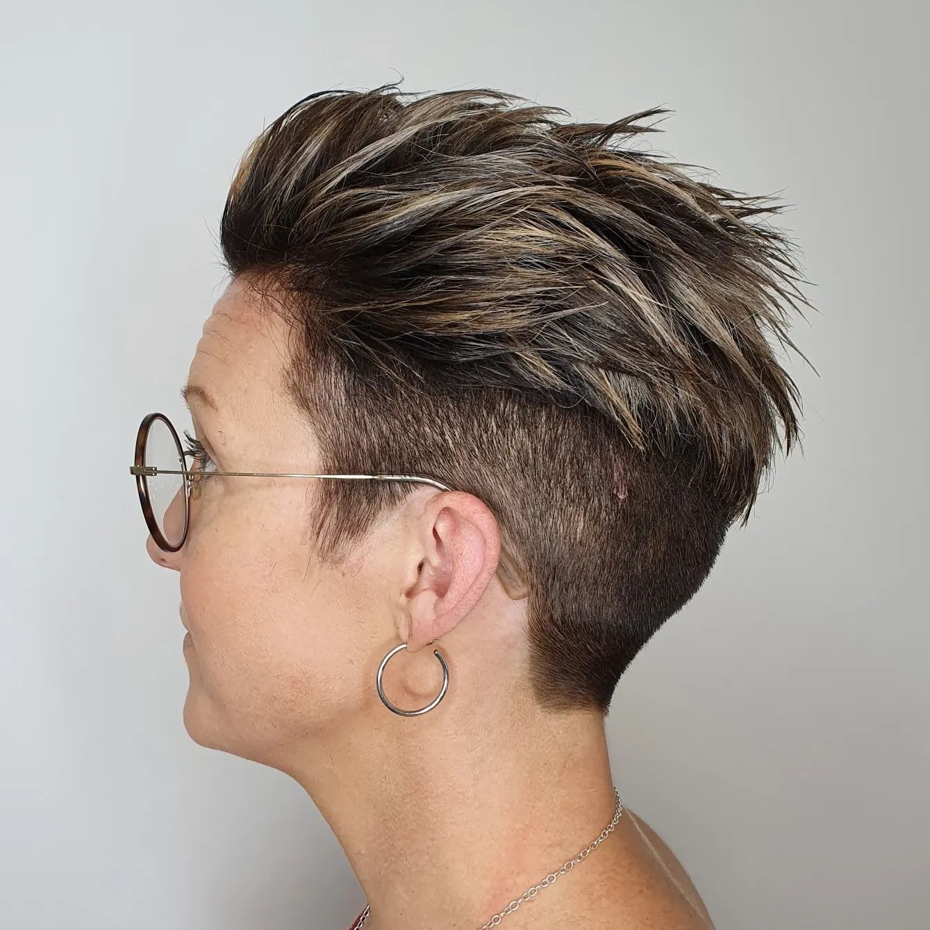 Spiky Dark Brown Blonde Highlight Crop Spiky Dark Brown Blonde Highlight Crop — Undercut Pixie 2027