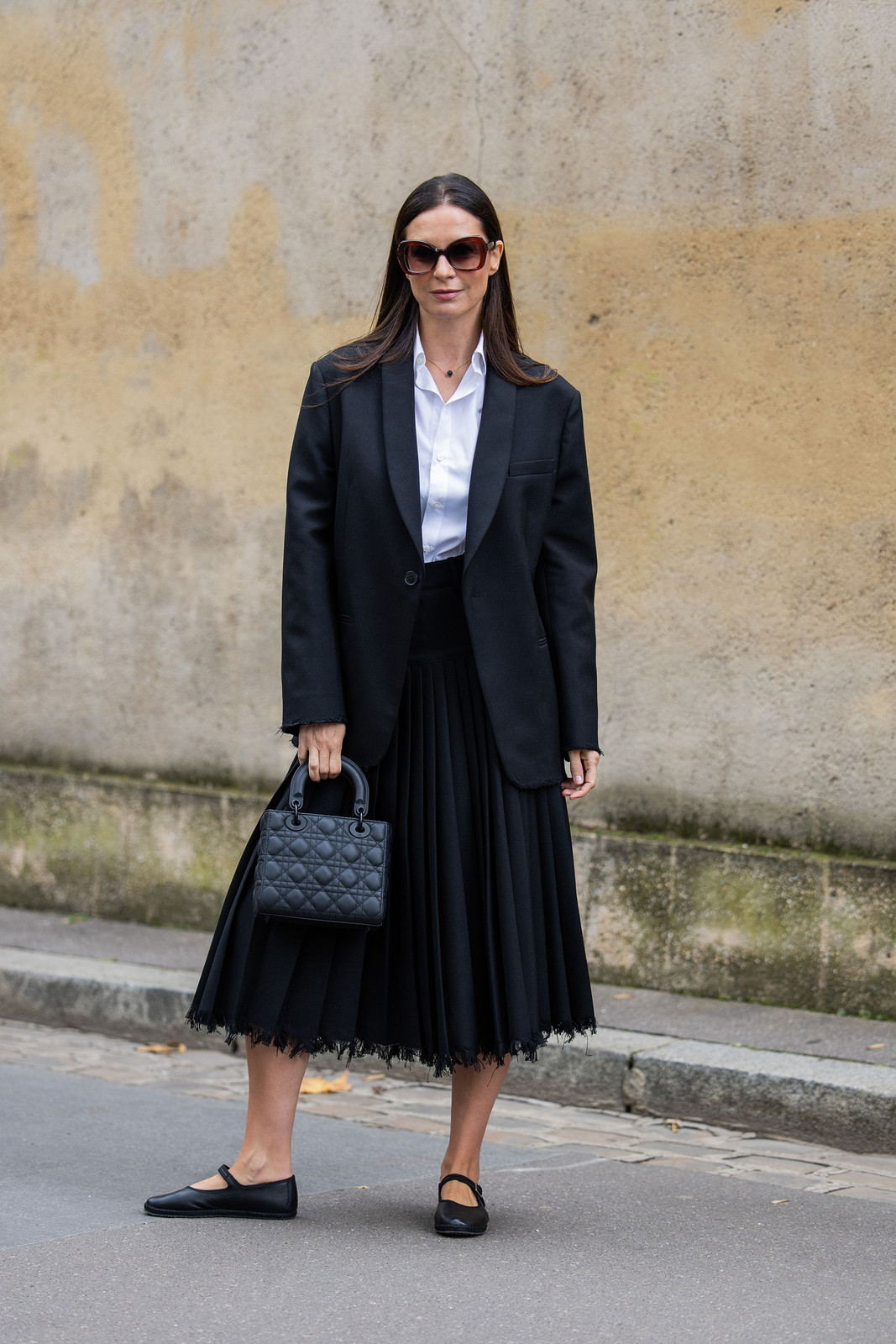 Black Oversized Blazer with Pleated Midi Skirt for a Stylish Interview Black Oversized Blazer with Pleated Midi Skirt for a Stylish Interview — Winter Interview Outfits 2027