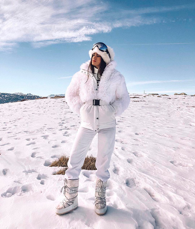 White Moon Boots with Ski Pants and Cropped Faux Fur White Moon Boots with Ski Pants and Cropped Faux Fur — Moon Boots Outfits 2027