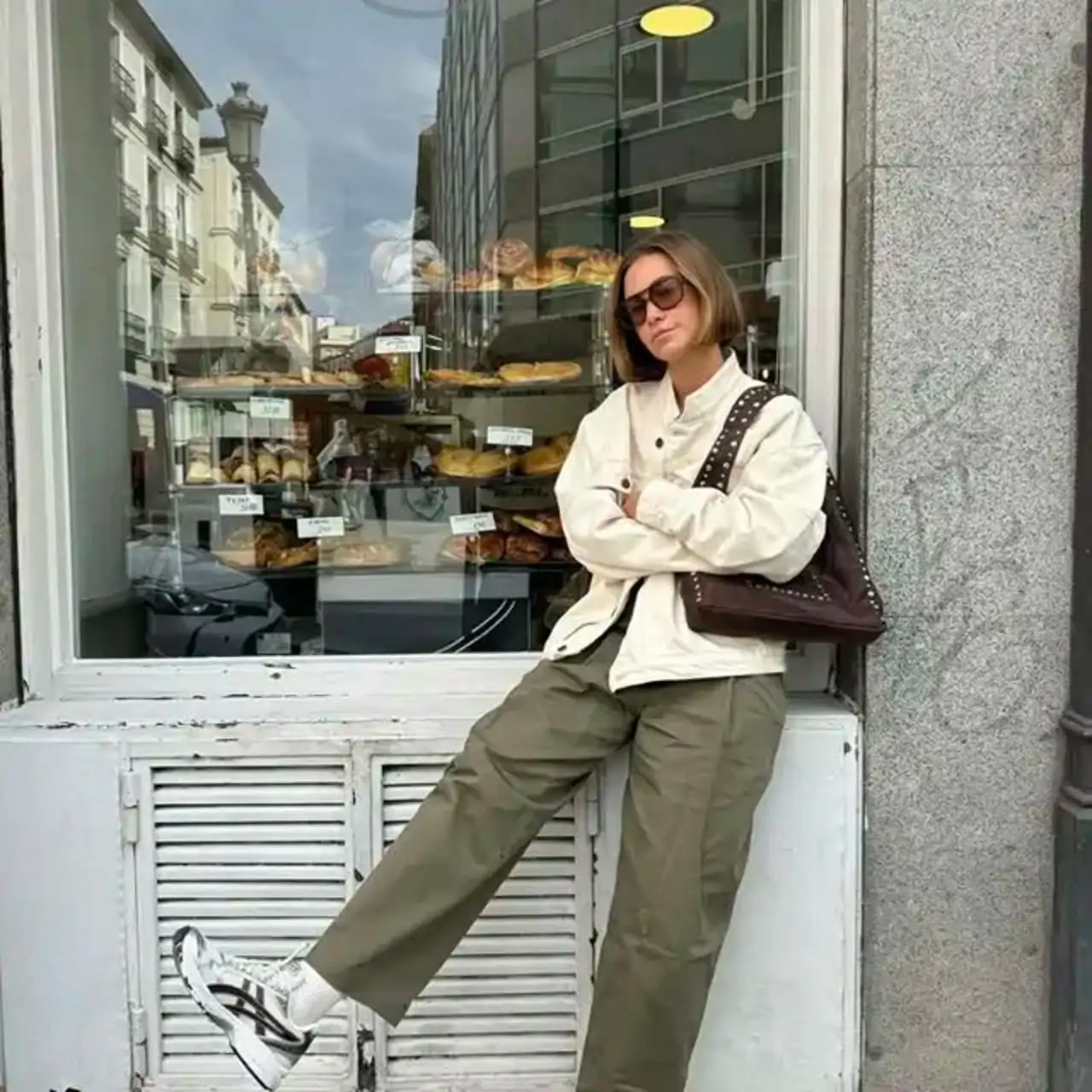 Oversized Cream Jacket with Olive Trousers and Two-Tone Sneakers Oversized Cream Jacket with Olive Trousers and Two-Tone Sneakers — Spring Outfits 2027 with Sneakers