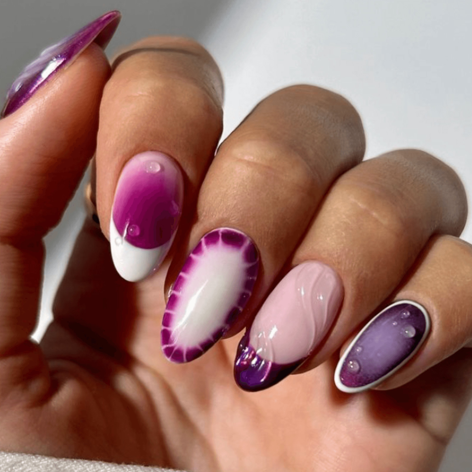 Medium Oval Abstract French Water Drops Medium Oval Abstract French Water Drops — Abstract Nails 2027