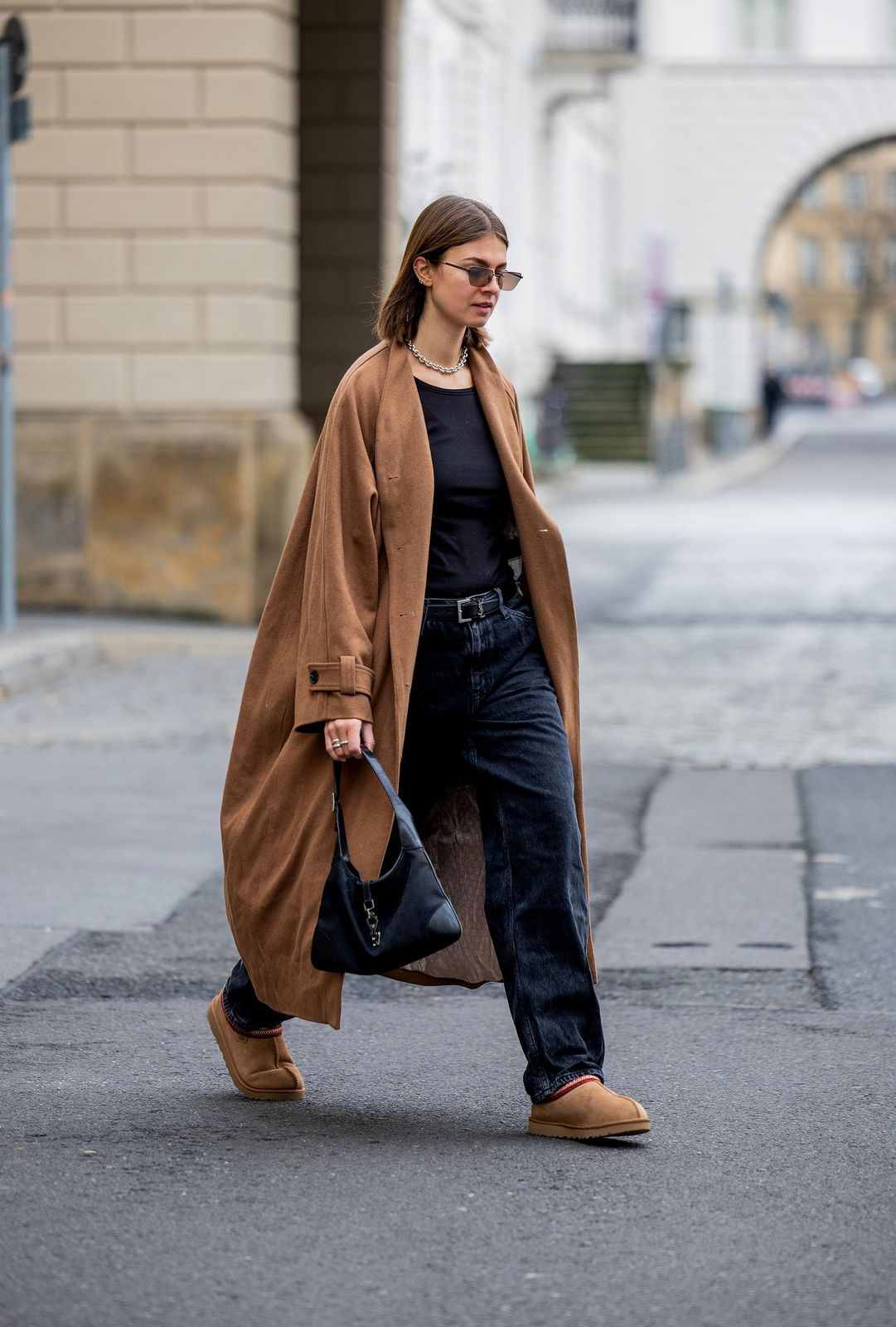 Oversized Brown Coat and Wide-Leg Jeans with Tan Uggs Oversized Brown Coat and Wide-Leg Jeans with Tan Uggs — Uggs Outfits 2027