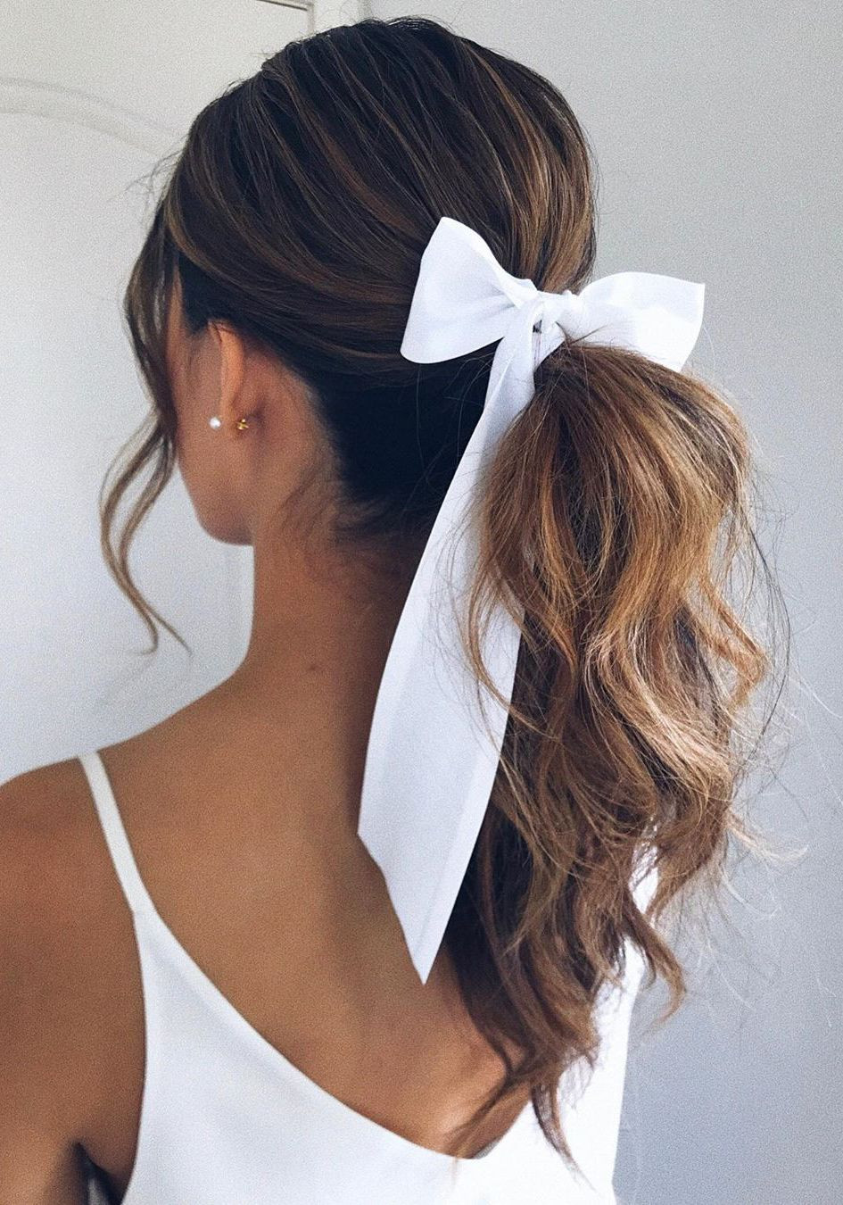 Wavy Mid-Back Ponytail With White Bow Wavy Mid-Back Ponytail With White Bow — Simple Hairstyles 2027