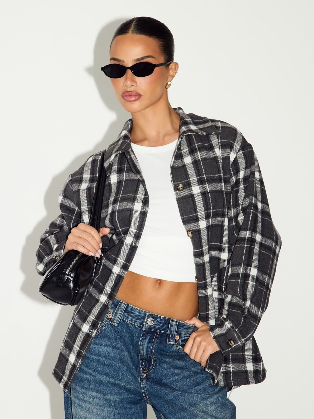 Plaid Oversized Shirt and Low-Rise Jeans: Casual Y2K Layering Plaid Oversized Shirt and Low-Rise Jeans: Casual Y2K Layering — 2000s Outfits 2027