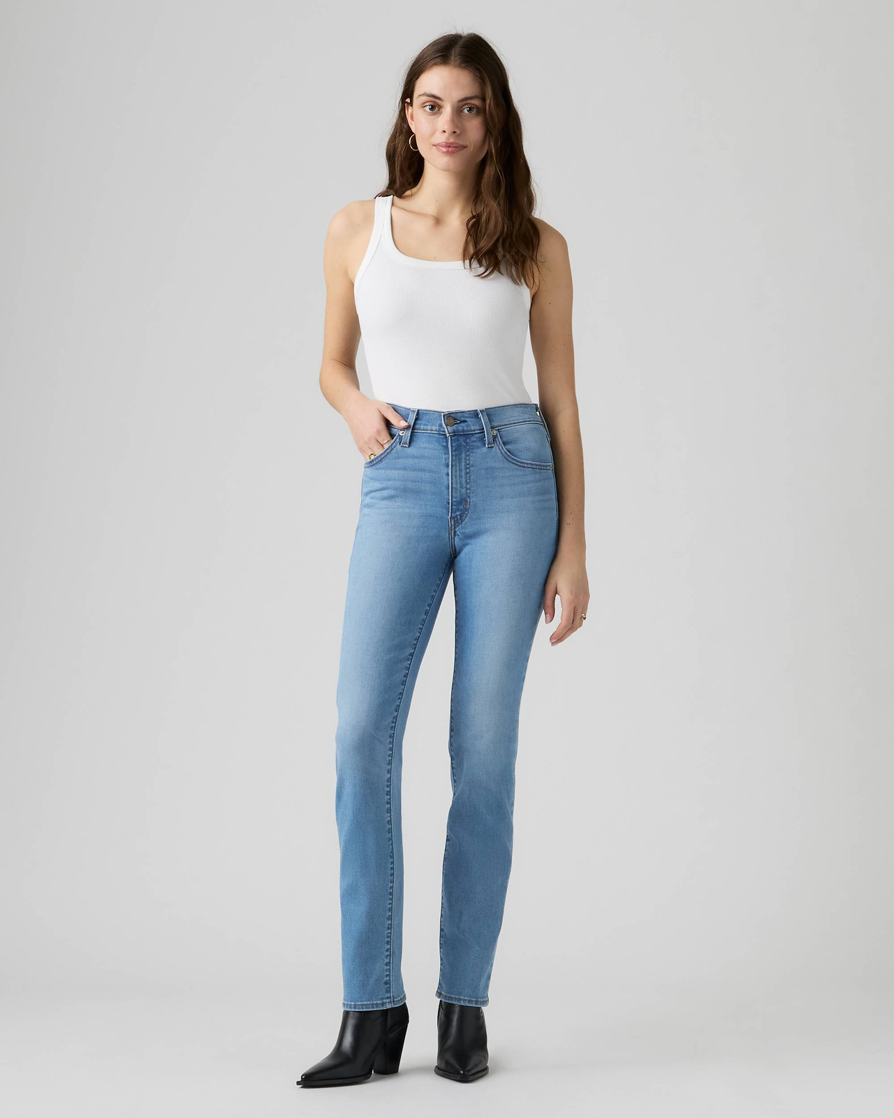 Classic Fit: High-Waisted Jeans with a Tank Top and Ankle Boots Classic Fit: High-Waisted Jeans with a Tank Top and Ankle Boots — High Waisted Jeans 2027