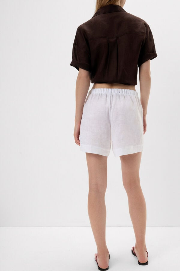White Linen Shorts with Cropped Shirt and Pink Slides White Linen Shorts with Cropped Shirt and Pink Slides — Linen Shorts Outfits 2027