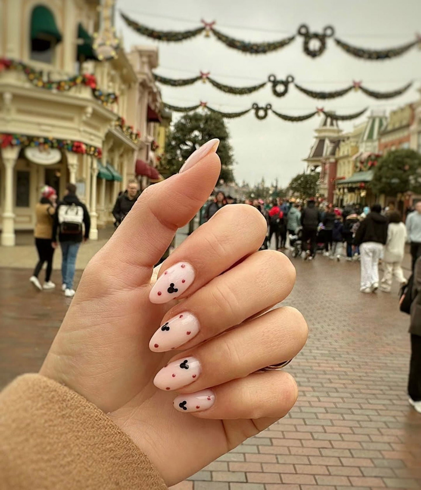 Year-Round Theme Park Visit Visual Idea Year-Round Theme Park Visit Visual Idea — Disney Nails 2027
