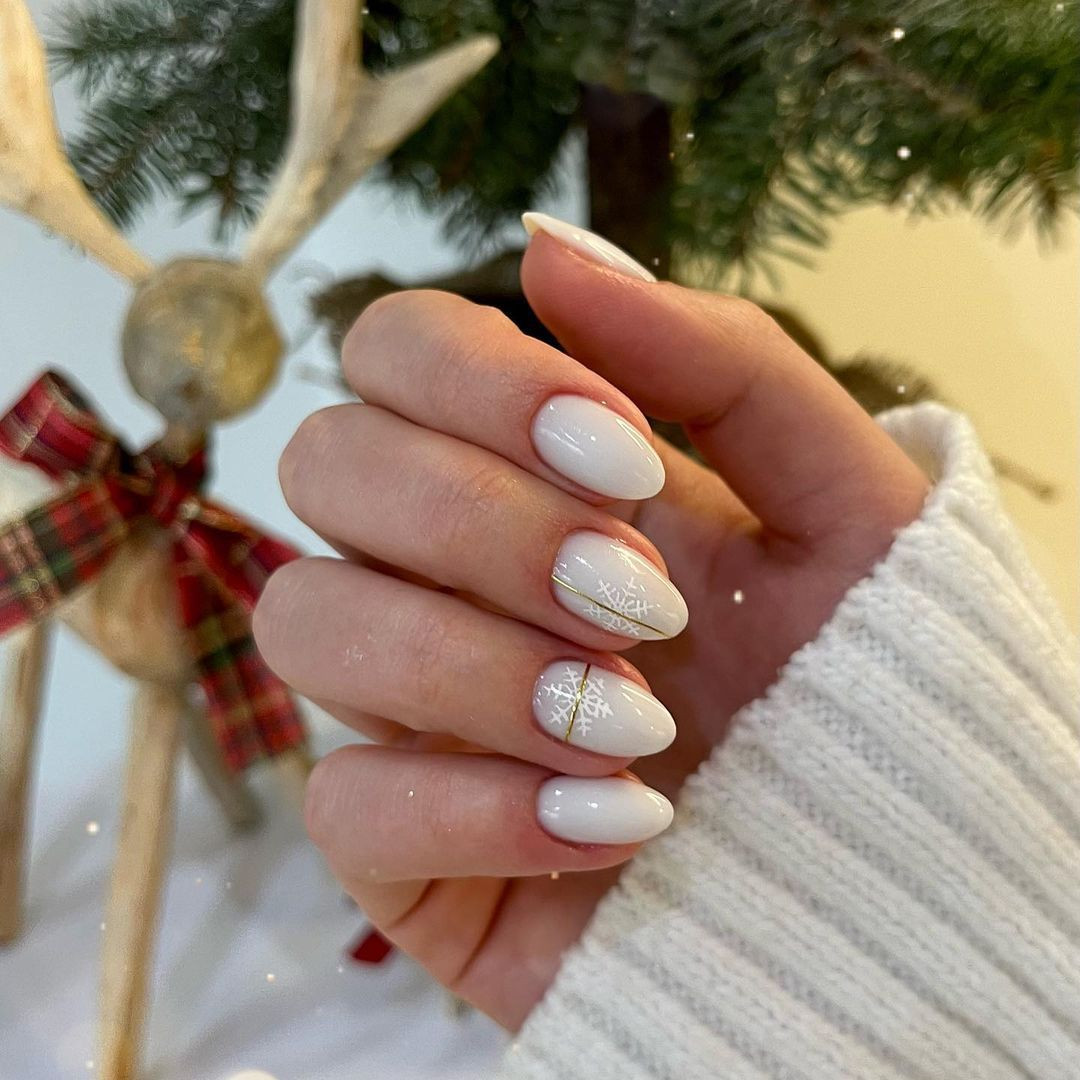 White Snowflake Gold Line Nails White Snowflake Gold Line Nails — Simple Winter Nails 2027