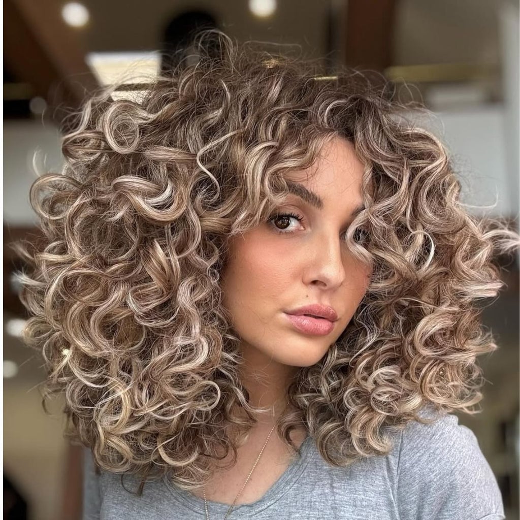 Shoulder Length Layers With Bangs, светло-каштановый с мелированием Shoulder Length Layers With Bangs, светло-каштановый с мелированием — 3B Curly Hairstyles 2027