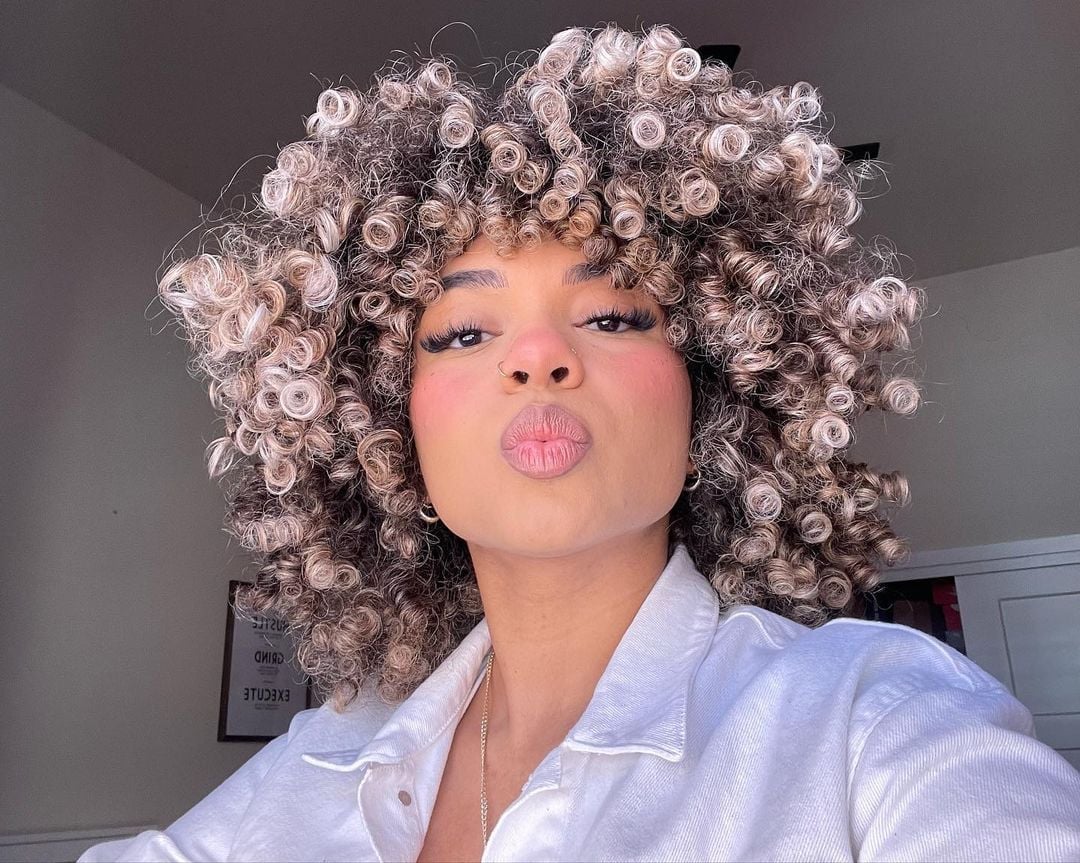 Collarbone Layers With Blonde Highlights, Curtain Bangs Collarbone Layers With Blonde Highlights, Curtain Bangs — 3B Curly Hairstyles 2027