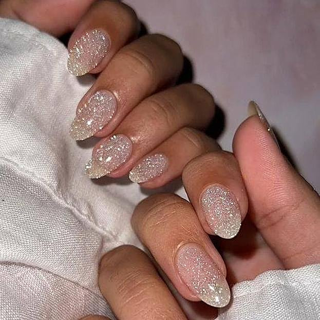 Manicura glitter sencilla, la estética de uñas más pedida del invierno | Mujerhoy