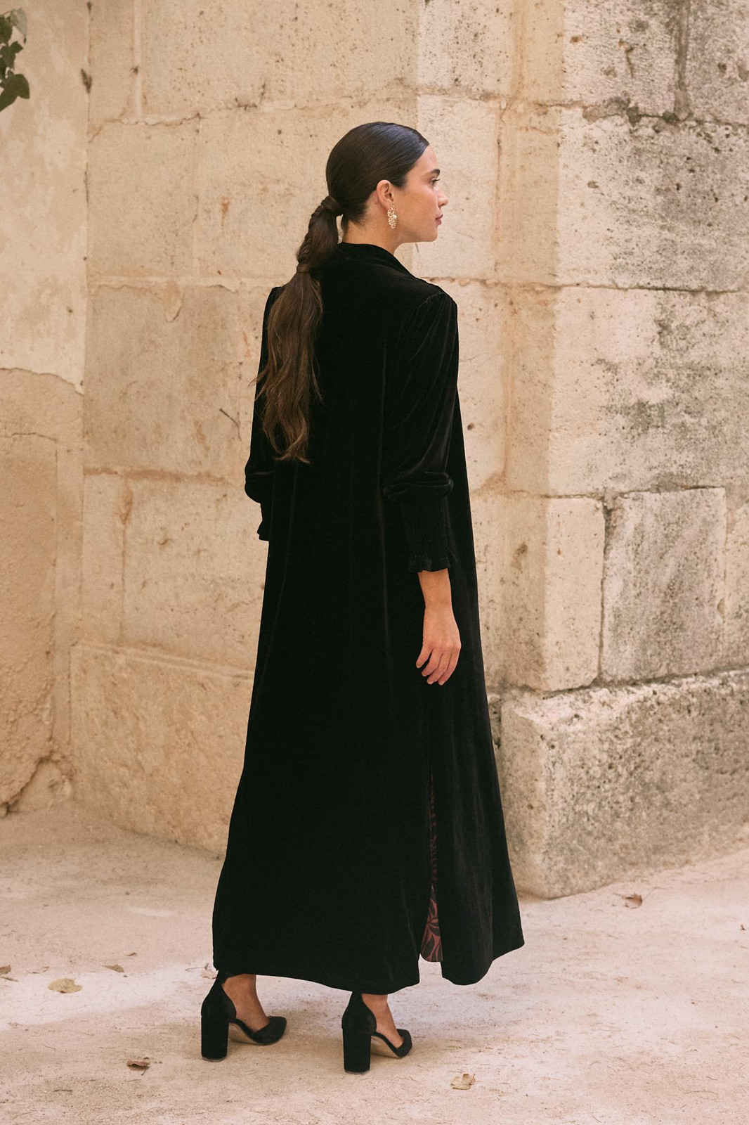 Long Black Velvet Coat for an Evening Occasion Long Black Velvet Coat for an Evening Occasion — Lisbon Outfits 2027