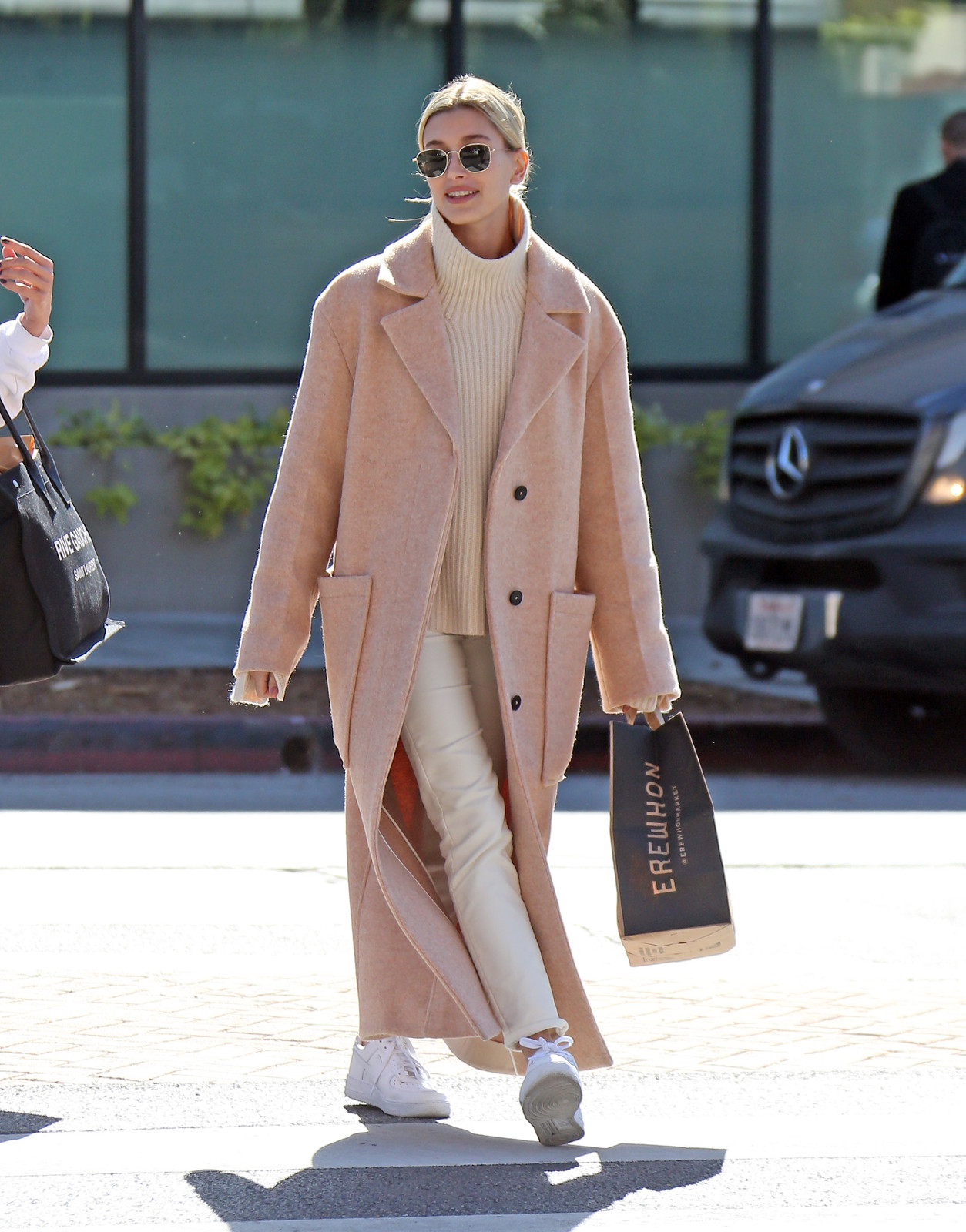 Monochromatic Beige Ensemble with Long Wool Coat Monochromatic Beige Ensemble with Long Wool Coat — Neutral Outfits 2027