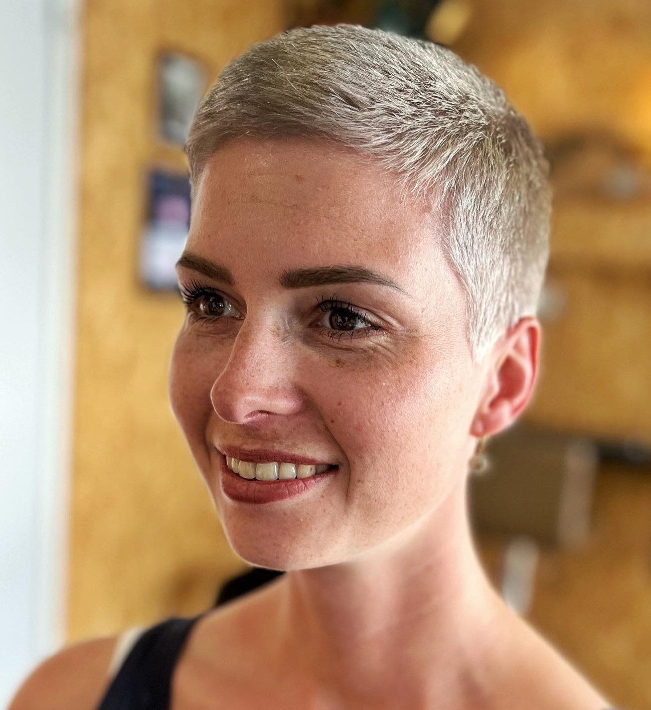очень короткая Bright Platinum Buzz Cut очень короткая Bright Platinum Buzz Cut — Blonde Buzz Cut 2027