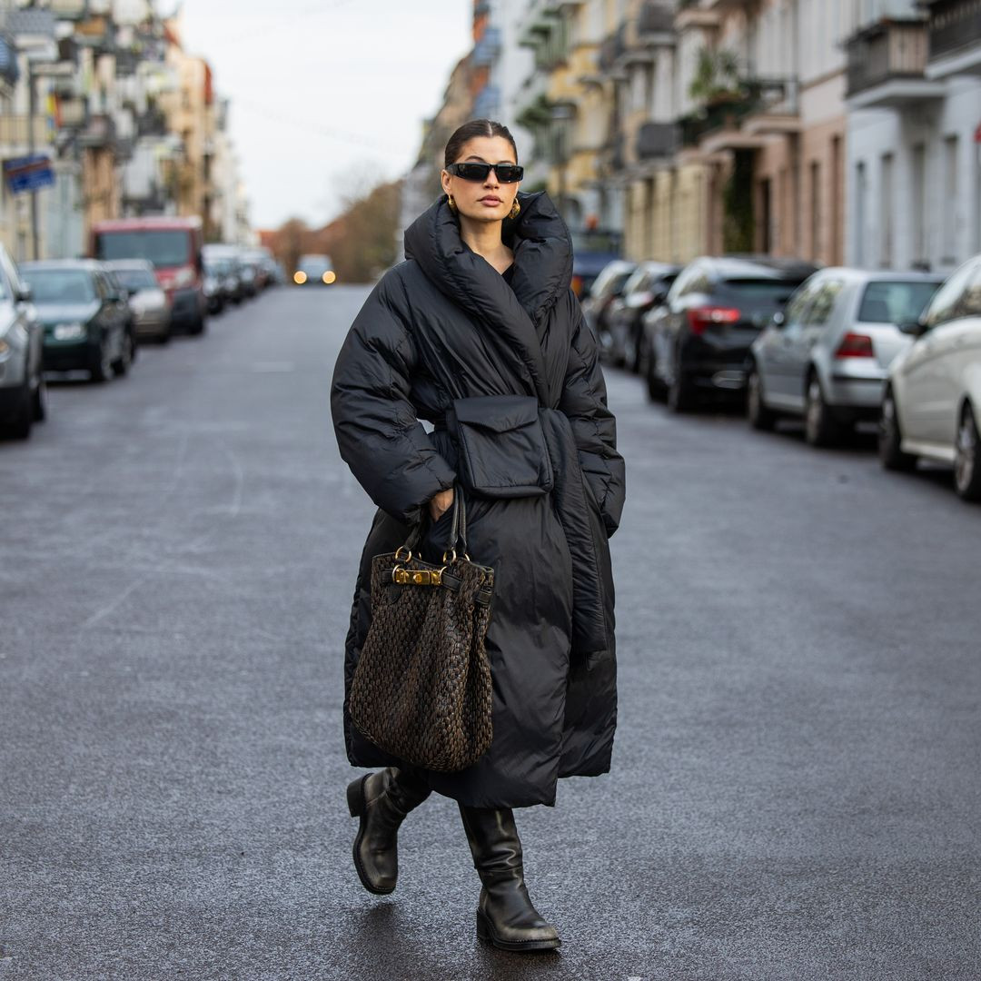 Voluminous Black Maxi Puffer Coat with Tote — Winter Outfits 2027 with Puffer