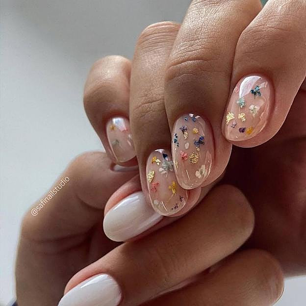 Even Application Clean Edges Embedded Dried Flowers and Gold Foil Short Ovals Even Application Clean Edges Embedded Dried Flowers and Gold Foil Short Ovals — Floral Acrylic Nails 2027