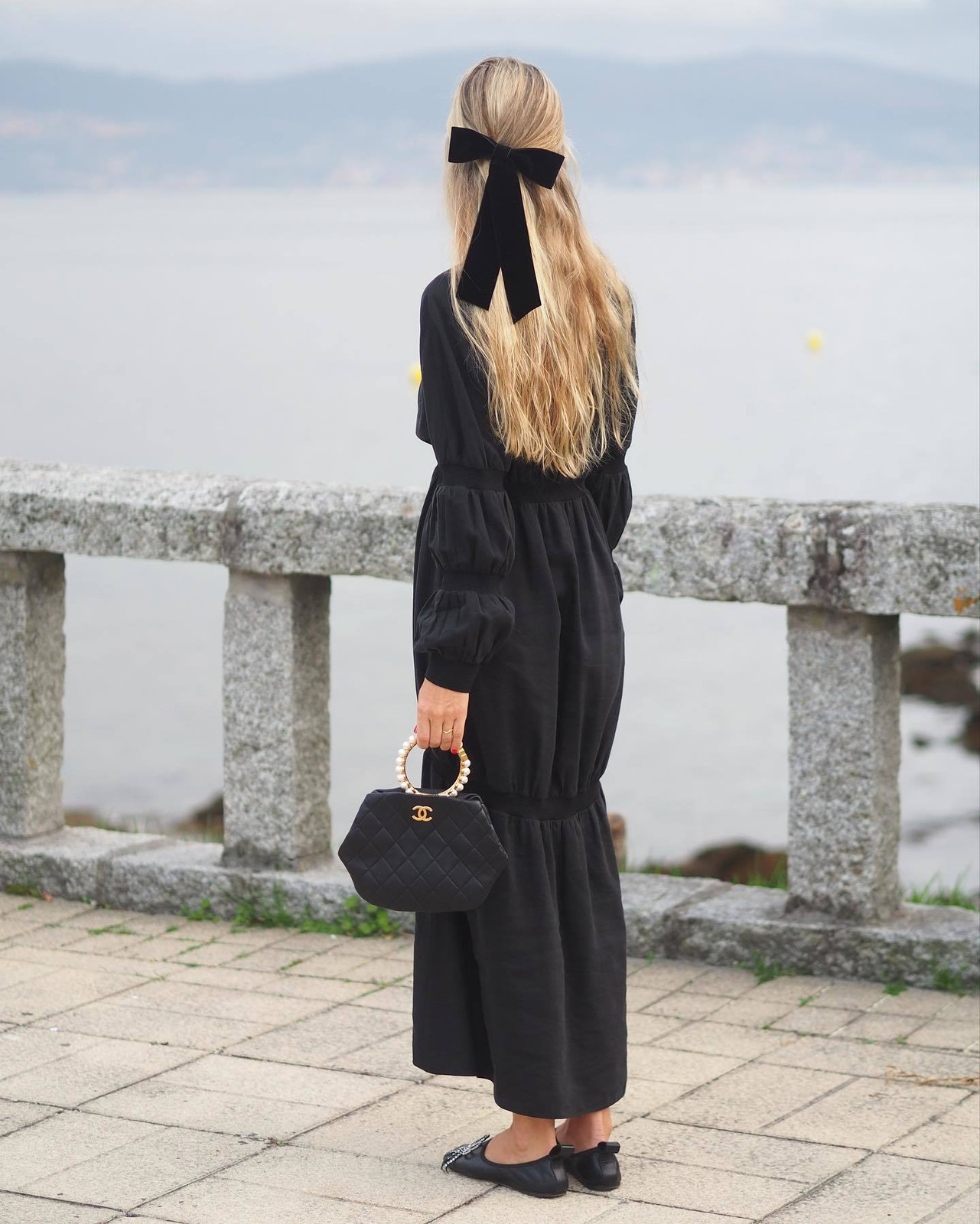 Elegant Black Maxi Dress with Velvet Hair Bow Elegant Black Maxi Dress with Velvet Hair Bow — Ribbon Outfits 2027