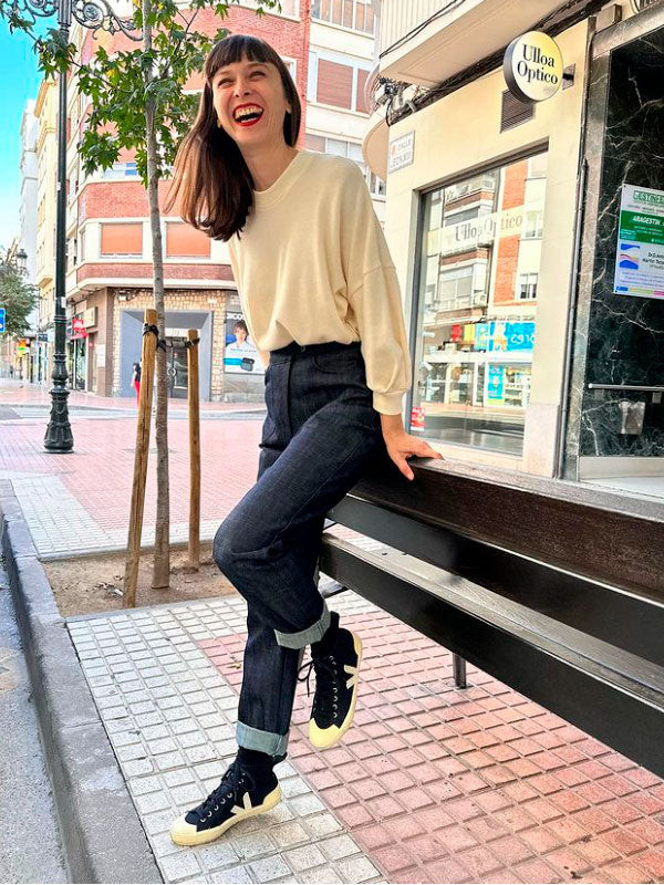 Cream Sweater and Cuffed Jeans with Black and Cream Sneakers Cream Sweater and Cuffed Jeans with Black and Cream Sneakers — Spring Outfits 2027 with Sneakers
