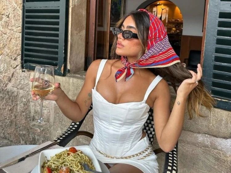 White Sleeveless Top and Black Mini Skirt with Sneakers White Sleeveless Top and Black Mini Skirt with Sneakers — Italy Outfits 2027