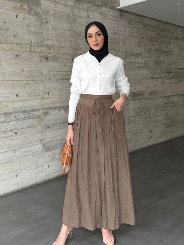 White Knit Top and Brown Maxi Skirt for Workwear White Knit Top and Brown Maxi Skirt for Workwear — Hijab Outfits 2027