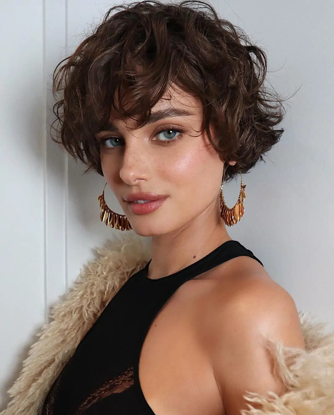 Short Curly Bob By The Ear Short Curly Bob By The Ear — Modern Bob 2027