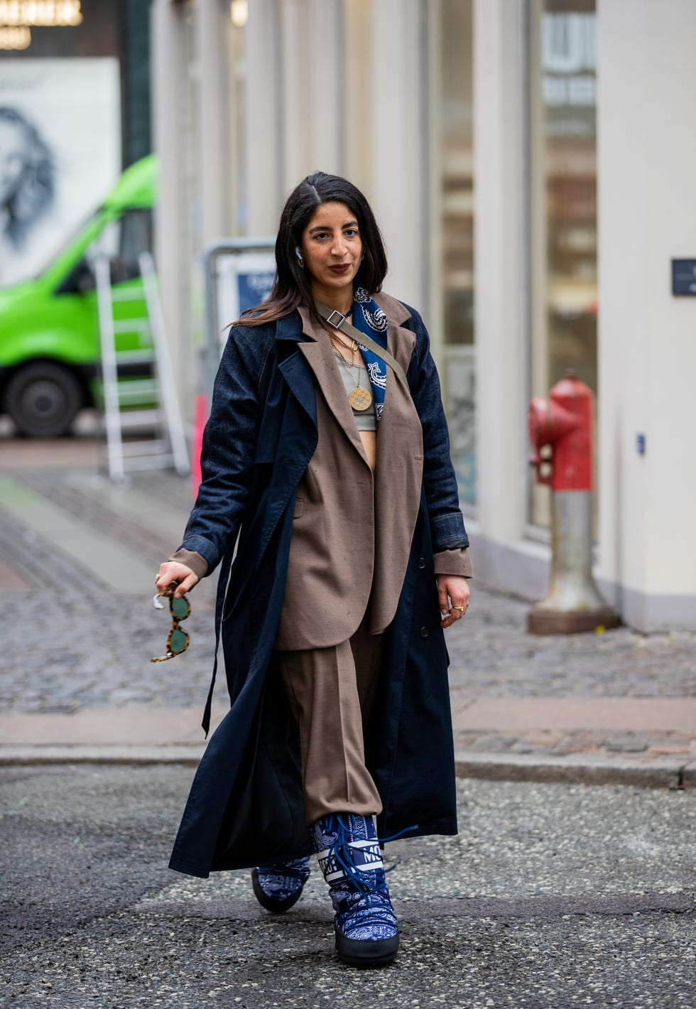 Patterned Moon Boots with Trench Coat and Relaxed Trousers Patterned Moon Boots with Trench Coat and Relaxed Trousers — Moon Boots Outfits 2027
