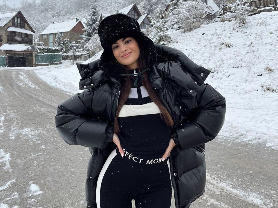 Oversized Black Puffer with Striped Top Oversized Black Puffer with Striped Top — Apres Ski Outfits 2027