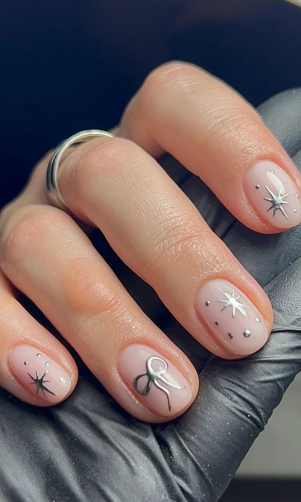 Short Oval Silver Bow Sparkle Short Oval Silver Bow Sparkle — Christmas Bow Nails 2026