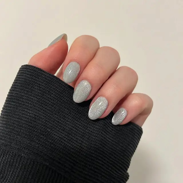 Light Gray Silver Shimmer Oval Nails Light Gray Silver Shimmer Oval Nails — Winter Gray Nails 2027