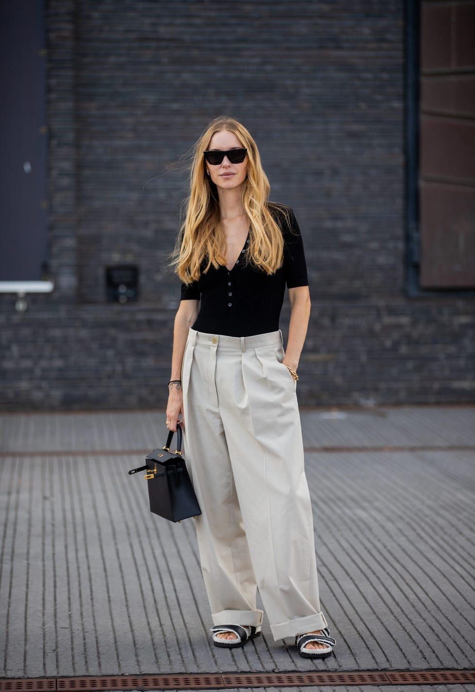 Beige Wide-Leg Trousers with Rolled Cuffs for Casual Comfort Beige Wide-Leg Trousers with Rolled Cuffs for Casual Comfort — Wide Leg Pants Outfits 2027