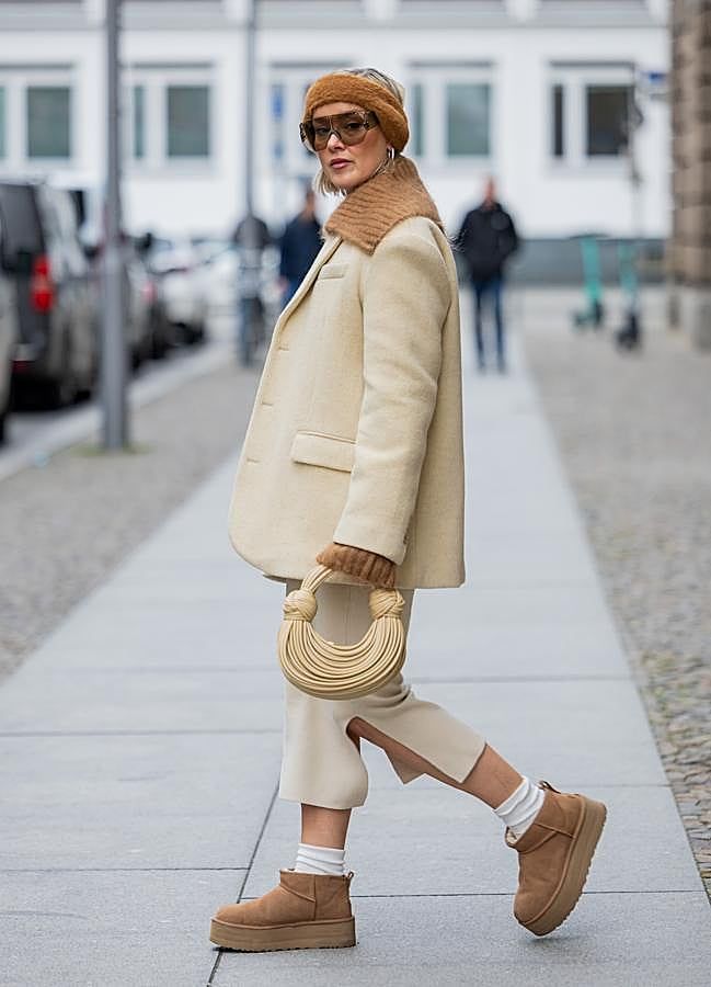 Cozy Street Style with Tan Uggs and Faux Fur Accents Cozy Street Style with Tan Uggs and Faux Fur Accents — Uggs Outfits 2027