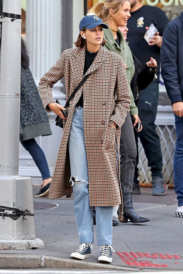 Long Plaid Coat and Ripped Jeans: Laid-back Urban Style Long Plaid Coat and Ripped Jeans: Laid-back Urban Style — Urban Outfitters Outfits 2027