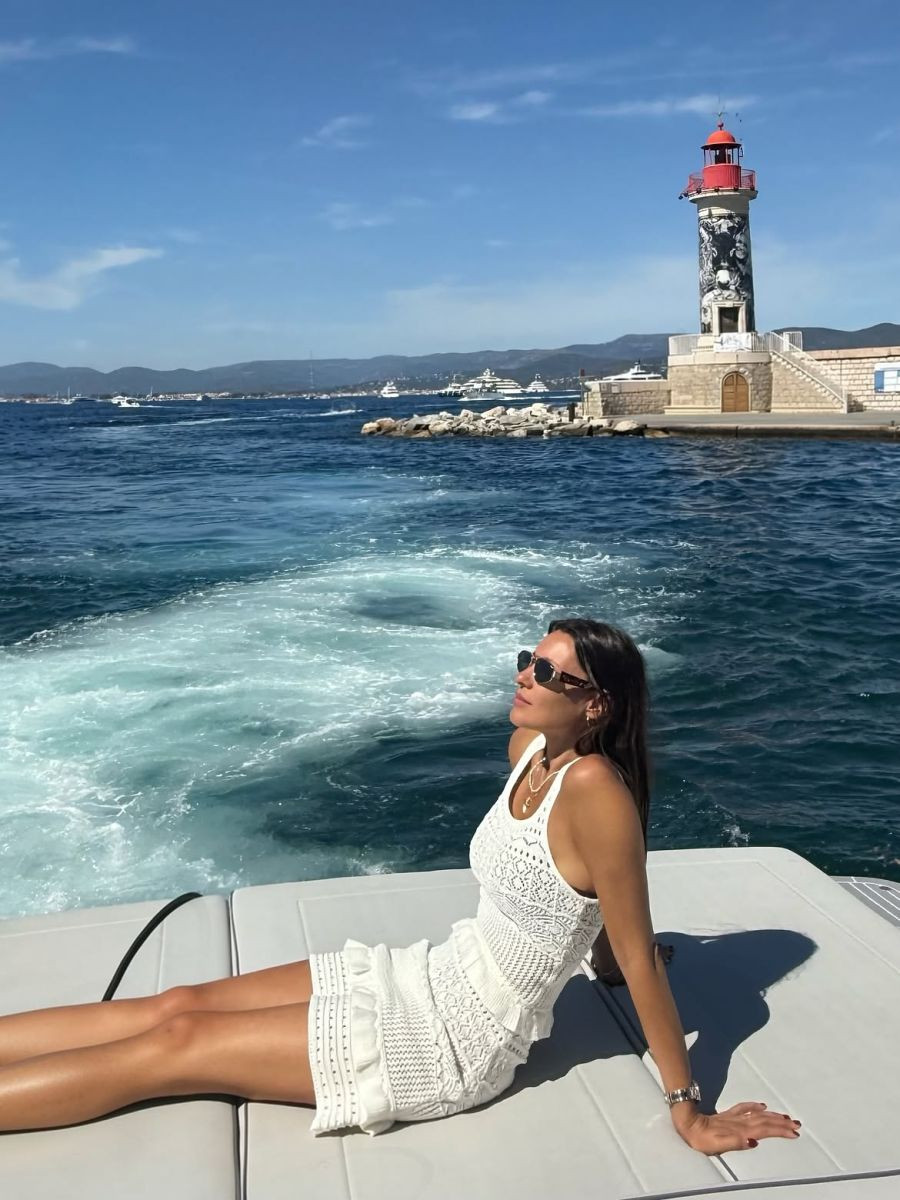El look total white de Pampita para un paseo en yate por Saint Tropez | Caras