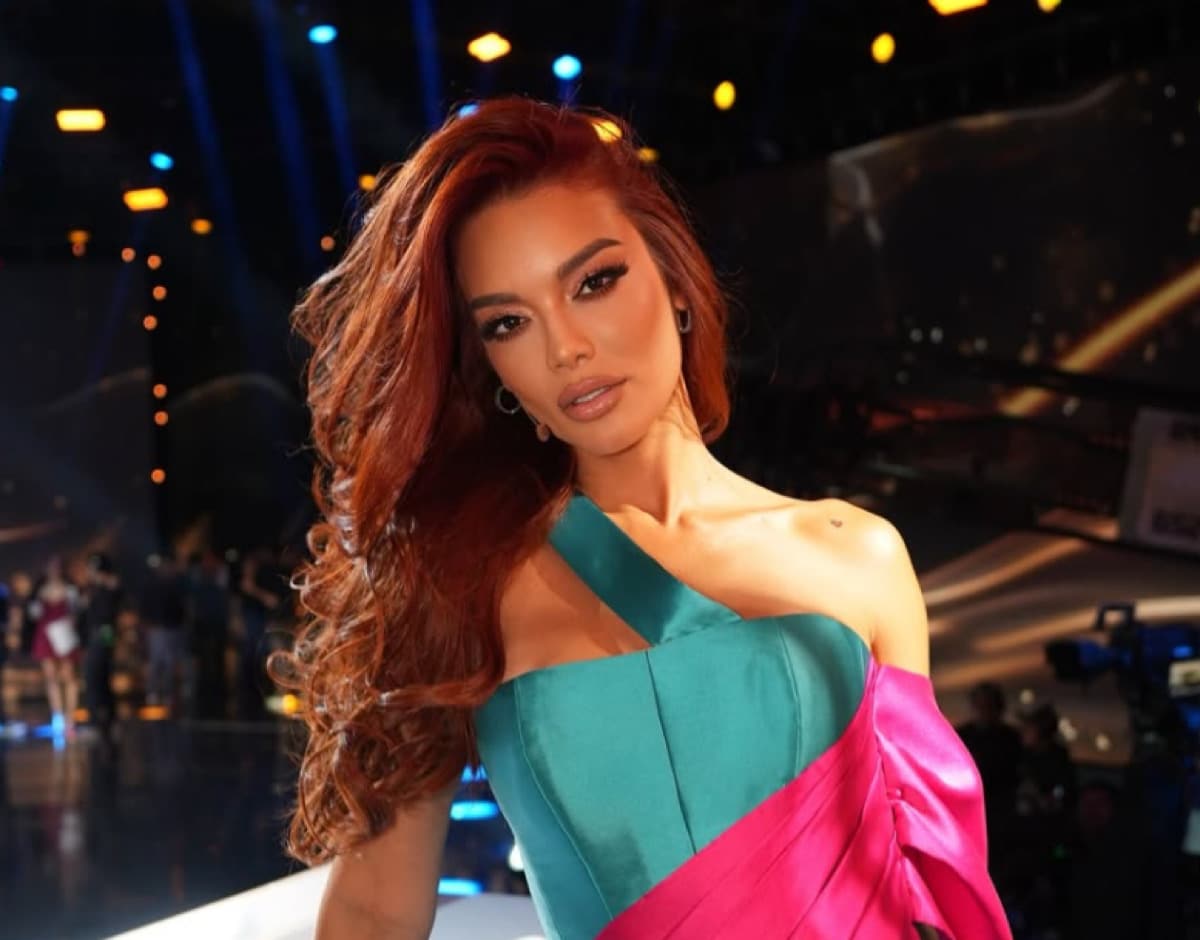 Mid-Back Vibrant Auburn With Copper Highlights — Auburn Hair 2027 for Latinas
