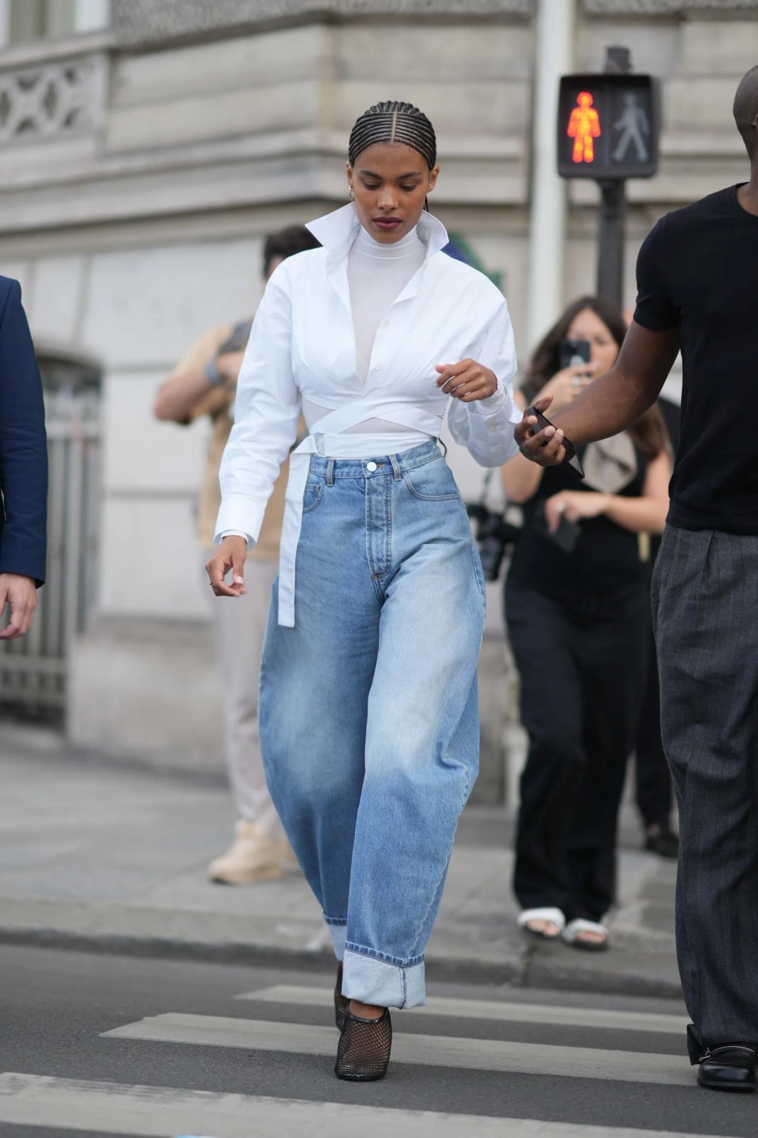 How to Wear Barrel Jeans for Fall and Winter 2024, According to Fashion Editors | Glamour