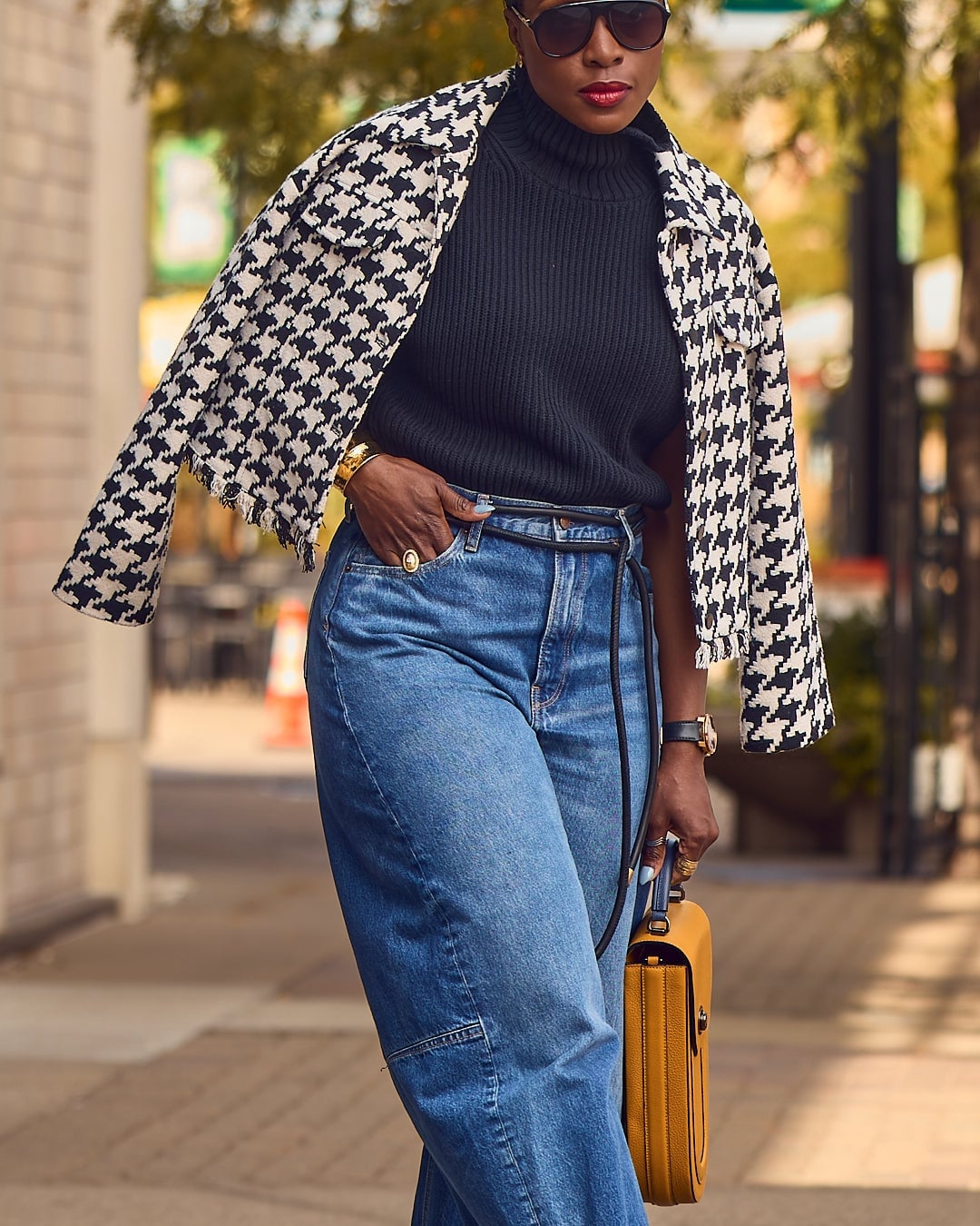 Light barrel jeans with houndstooth jacket Light barrel jeans with houndstooth jacket — Barrel Jeans 2027