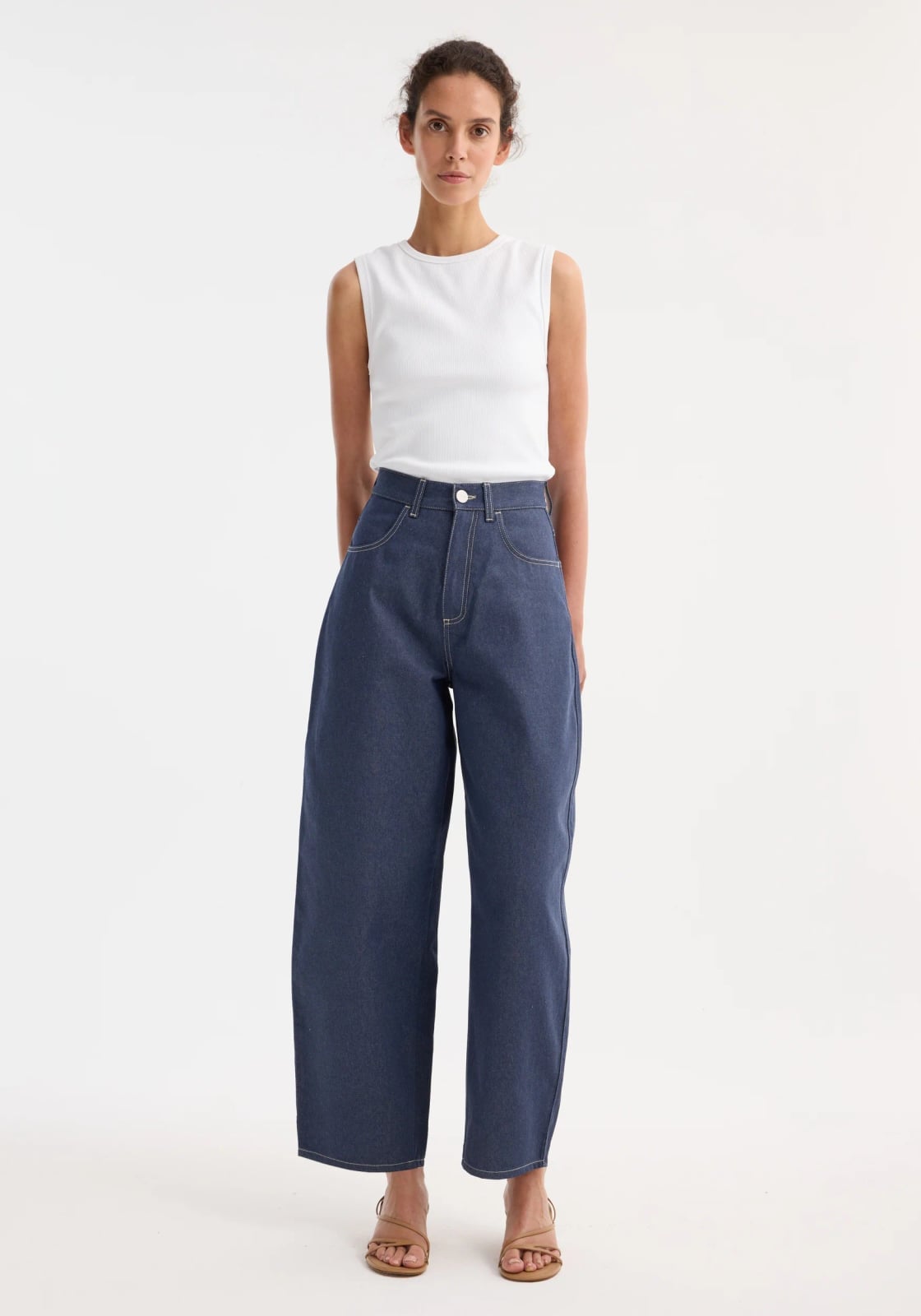 Voluminous barrel jeans with white top Voluminous barrel jeans with white top — Barrel Jeans 2027