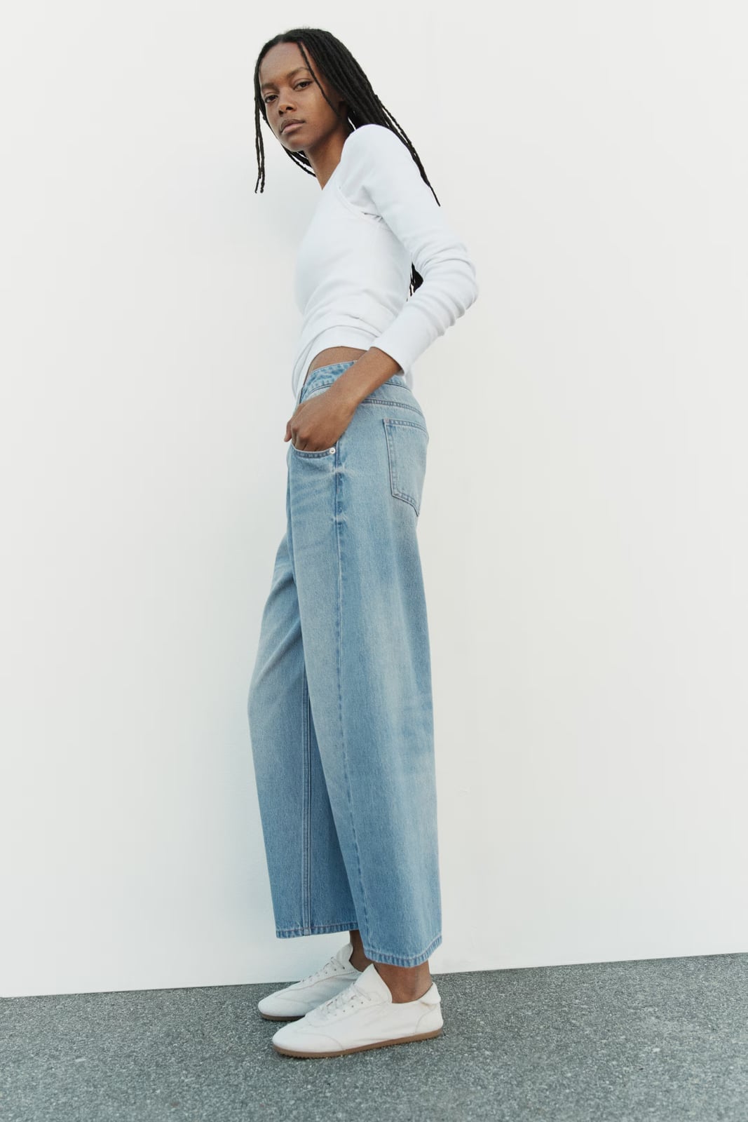 Light blue barrel jeans with white basics, Wide Leg Light blue barrel jeans with white basics, Wide Leg — Barrel Jeans 2027