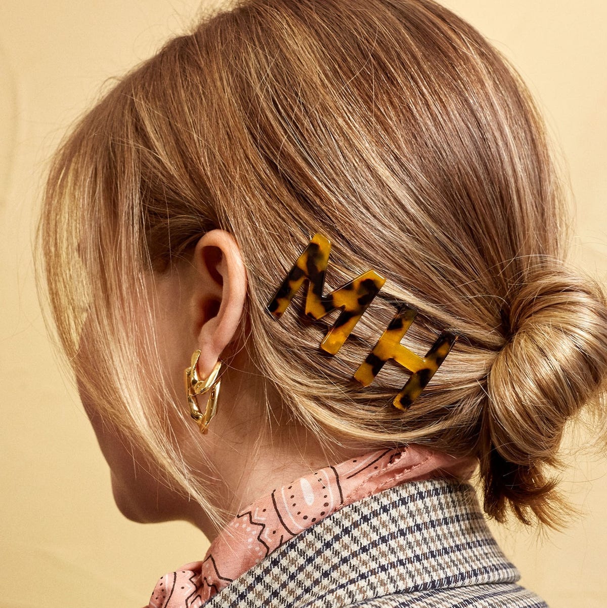 Blonde Bob With Tortoiseshell Letter Clips — Barrette Hair Clip Hairstyles 2027