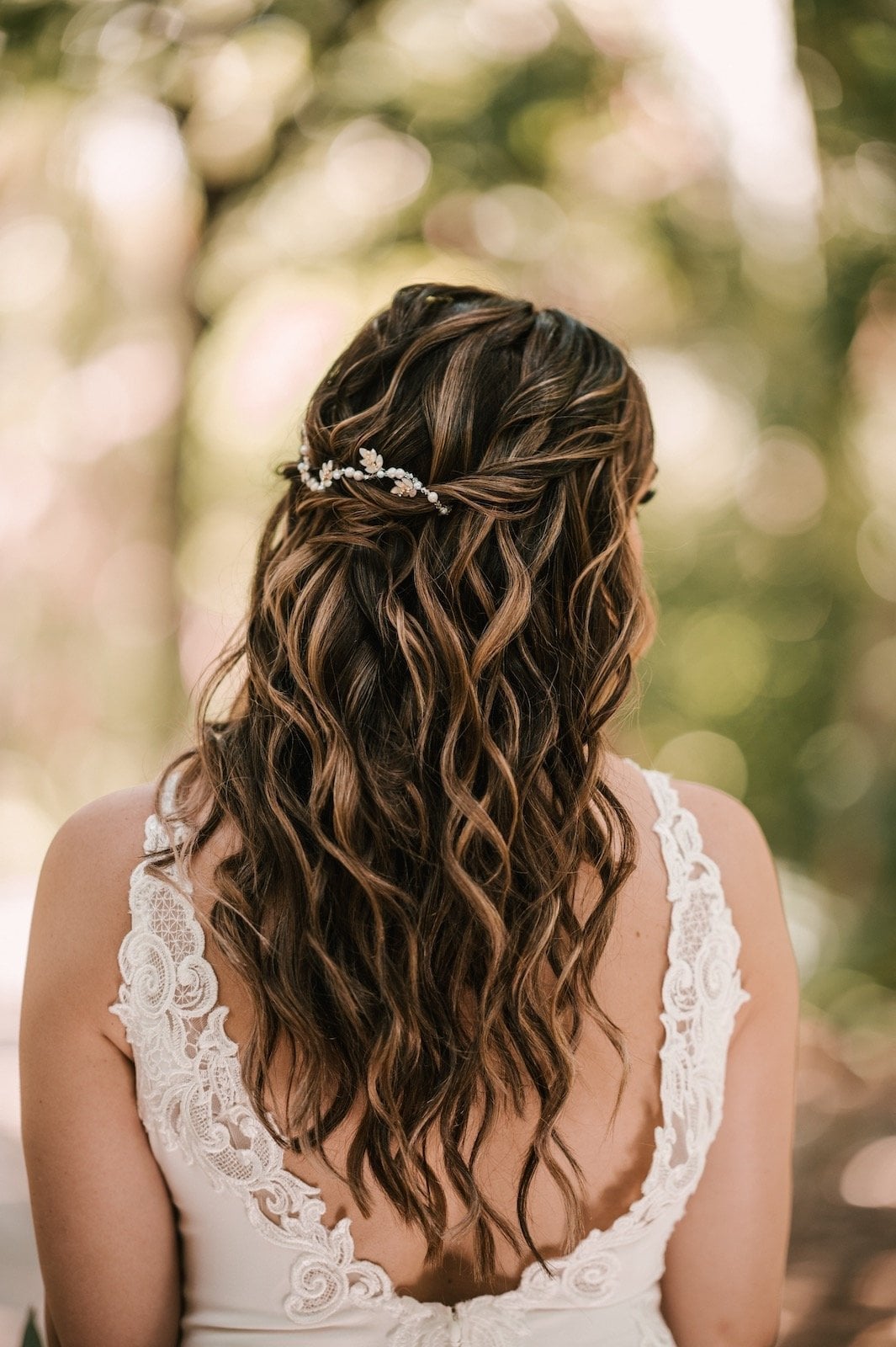 Dark Brown Curls With Blonde Highlights and Pearl Accessory Dark Brown Curls With Blonde Highlights and Pearl Accessory — Beach Wedding Hairstyles 2027