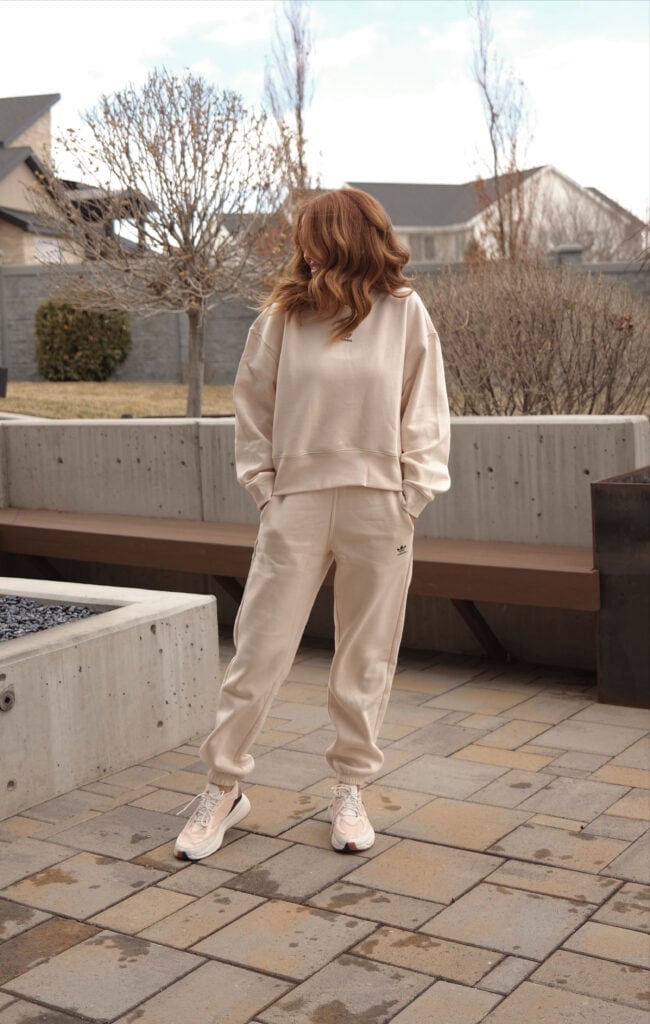 Matching Beige Joggers With Oversized Crewneck, Close-Up Take Matching Beige Joggers With Oversized Crewneck, Close-Up Take — Beige Joggers Outfits 2027