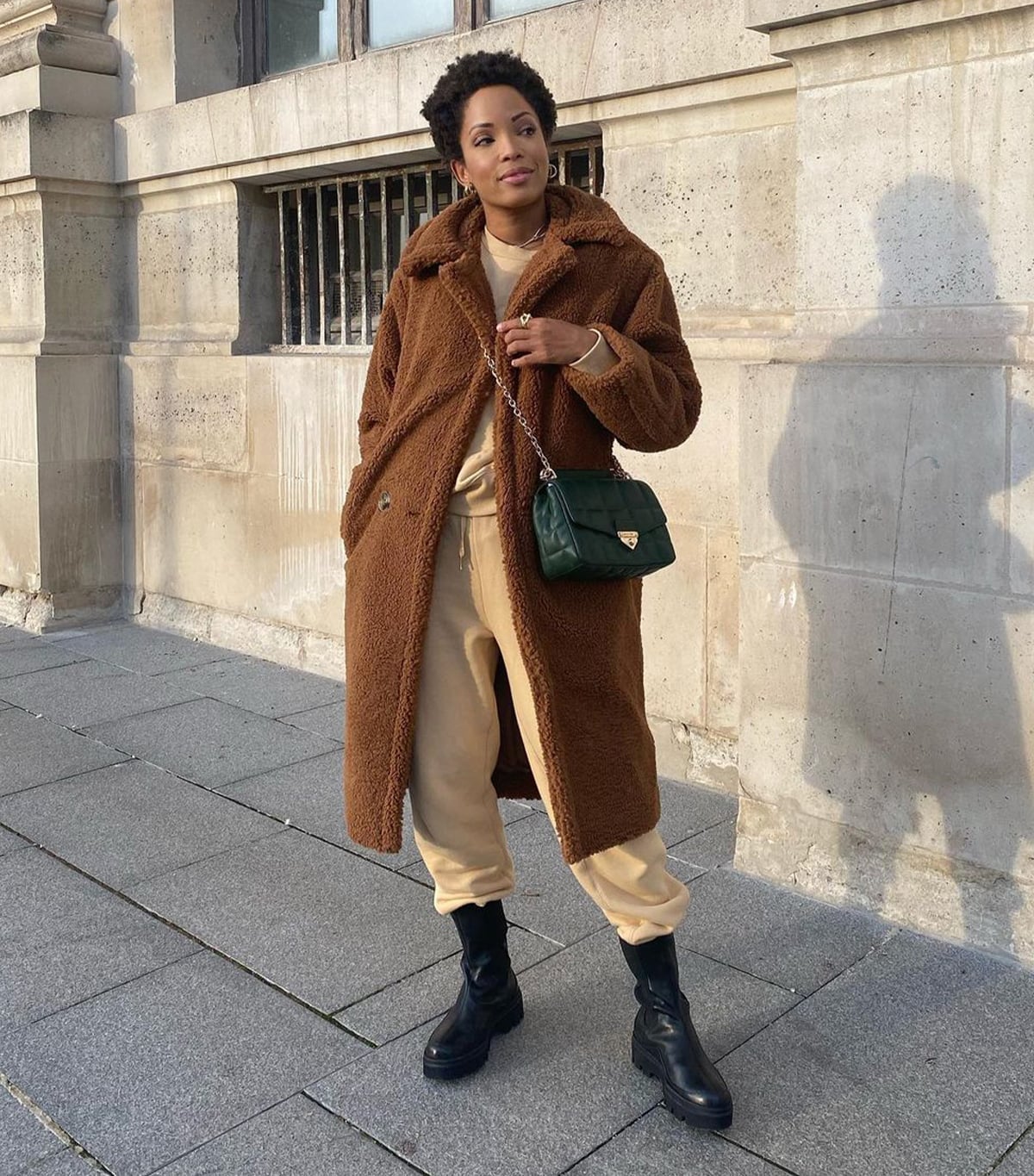 Beige Joggers With Teddy Coat And Black Boots, Green Quilted Handbag Beige Joggers With Teddy Coat And Black Boots, Green Quilted Handbag — Beige Joggers Outfits 2027