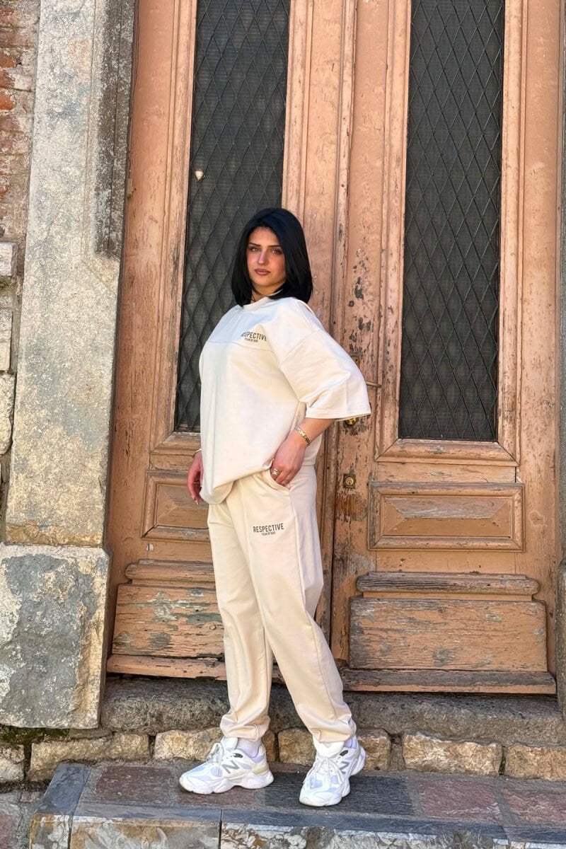 Beige Joggers With Oversized Graphic T-Shirt, White And Gray Sneakers Beige Joggers With Oversized Graphic T-Shirt, White And Gray Sneakers — Beige Joggers Outfits 2027