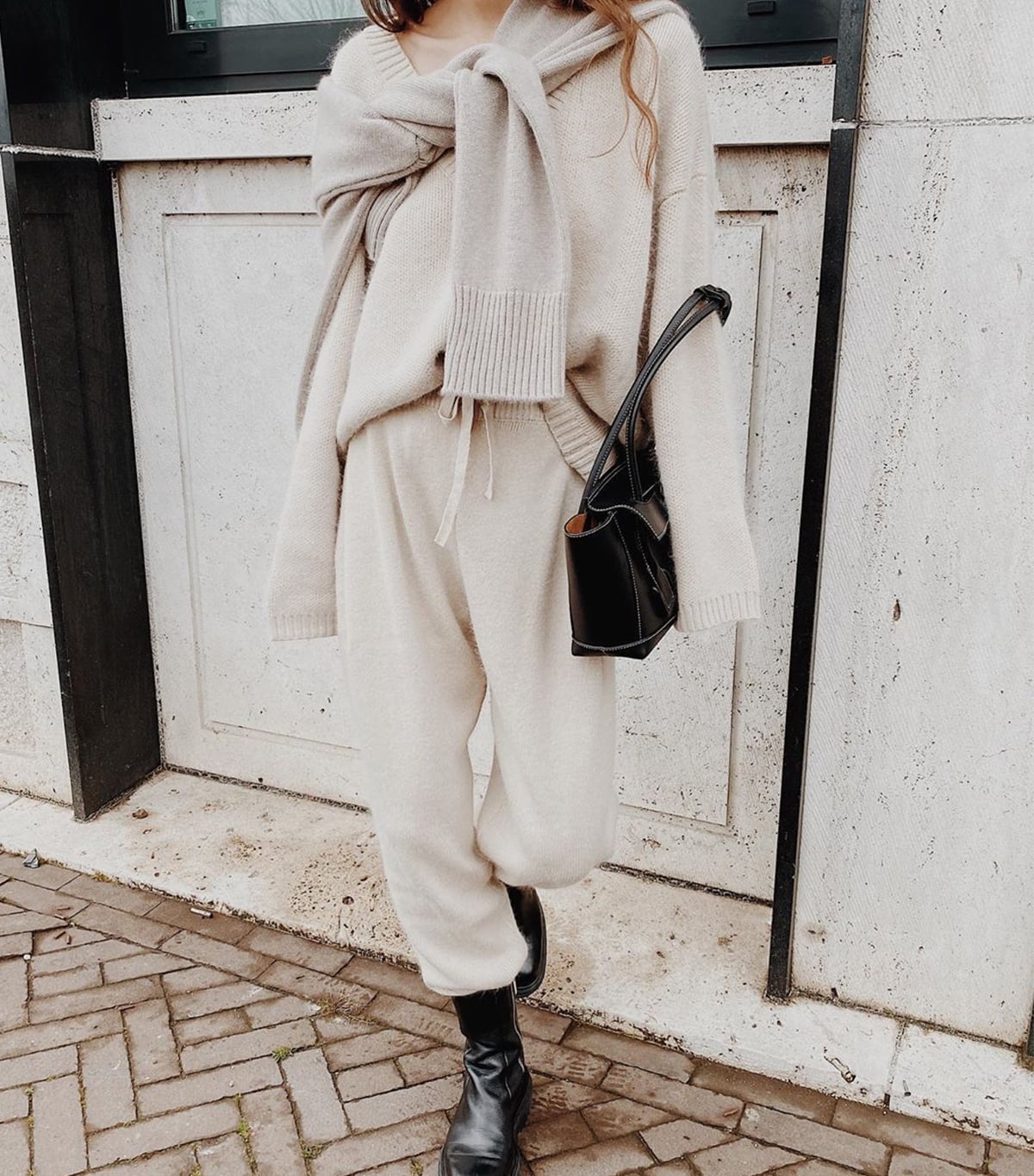 Beige Joggers With Knit Sweater And Scarf, Black Bucket Bag Beige Joggers With Knit Sweater And Scarf, Black Bucket Bag — Beige Joggers Outfits 2027
